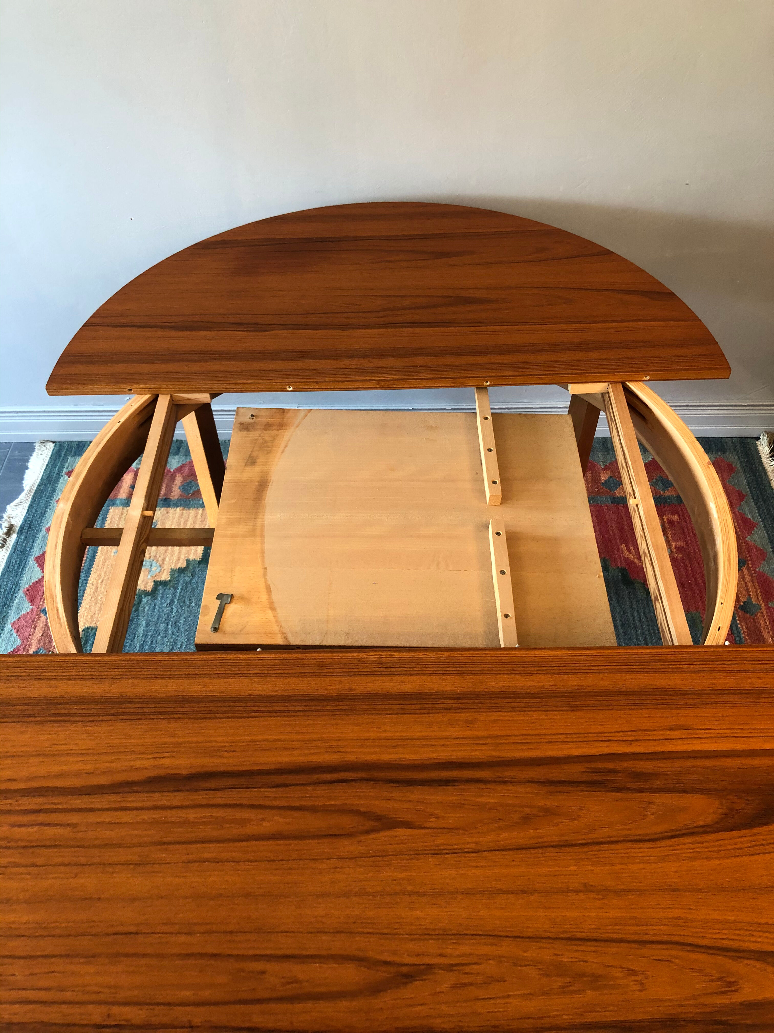 Vintage round table with built-in extension