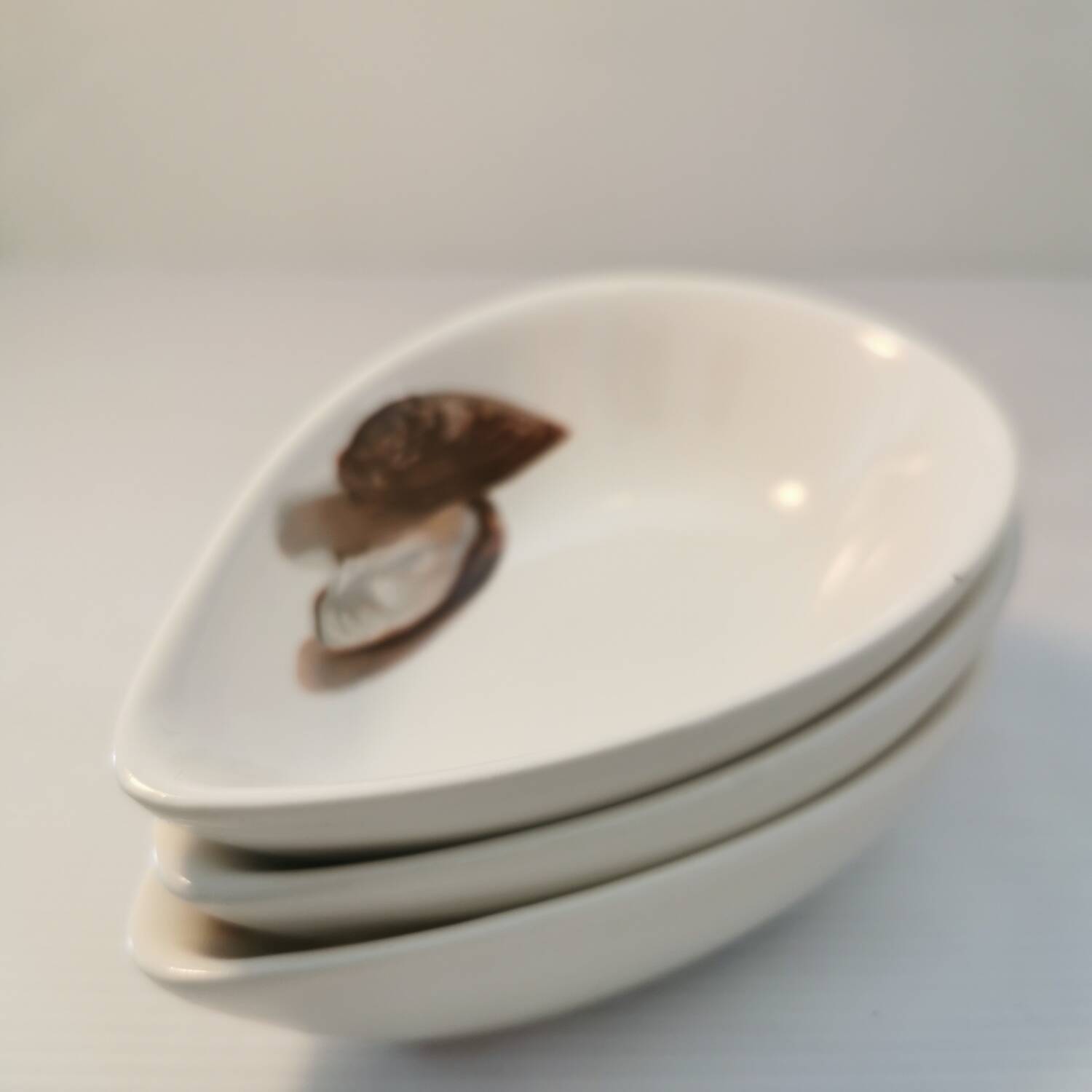 Set of 3 vintage 70s bowls with shellfish motifs. Glazed porcelain