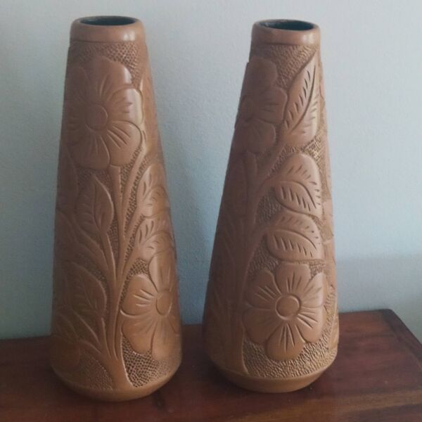 paire de vases en terre cuite gravée 1969