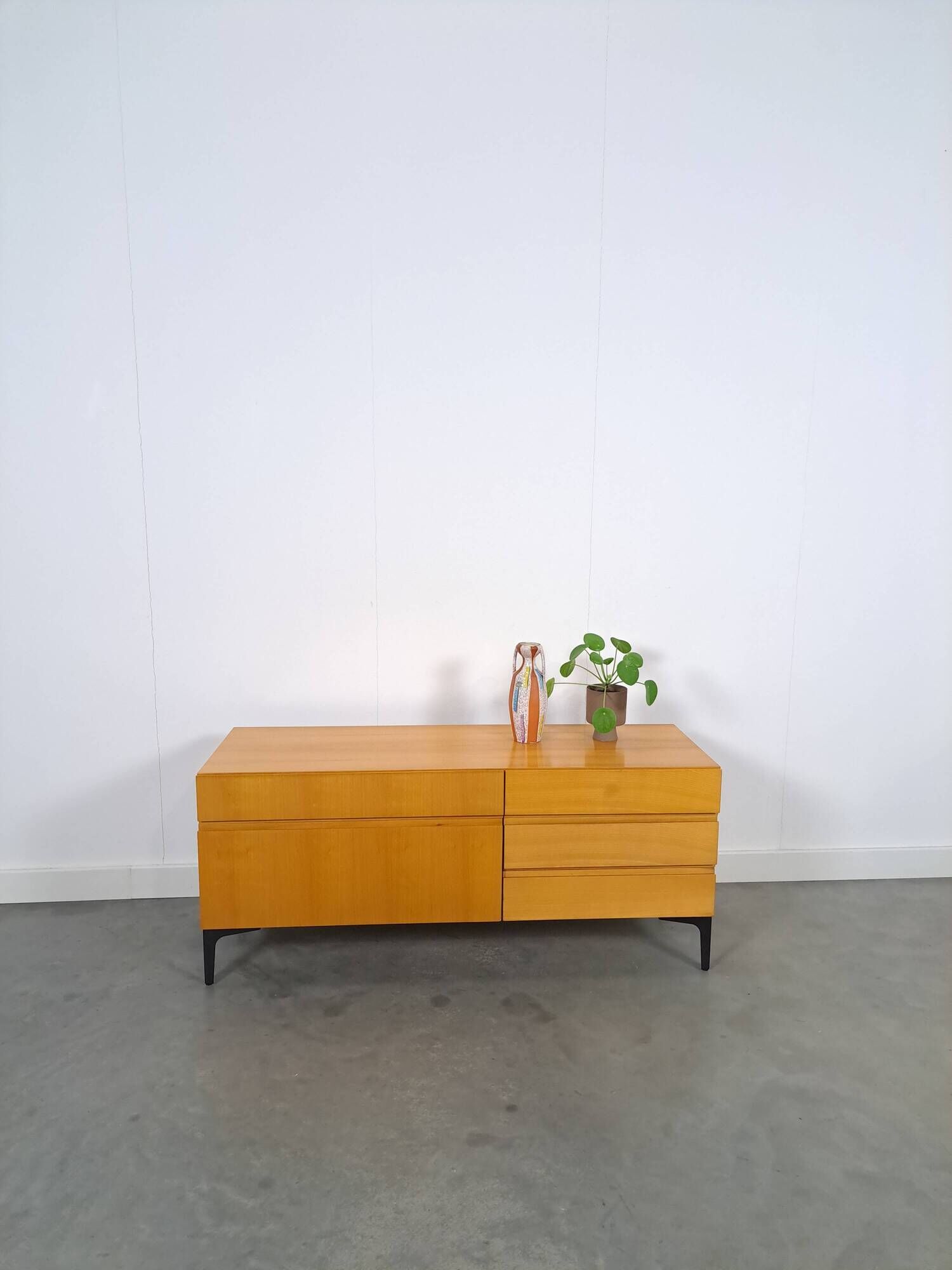 Fineer tv meubel dressoir met lades en zwart stalen poten