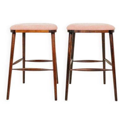 Tabourets de bar assortis au style vintage, en velours côtelé rose.