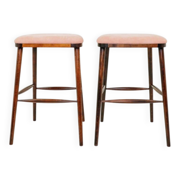 Tabourets de bar assortis au style vintage, en velours côtelé rose.