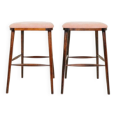 Tabourets de bar assortis au style vintage, en velours côtelé rose.