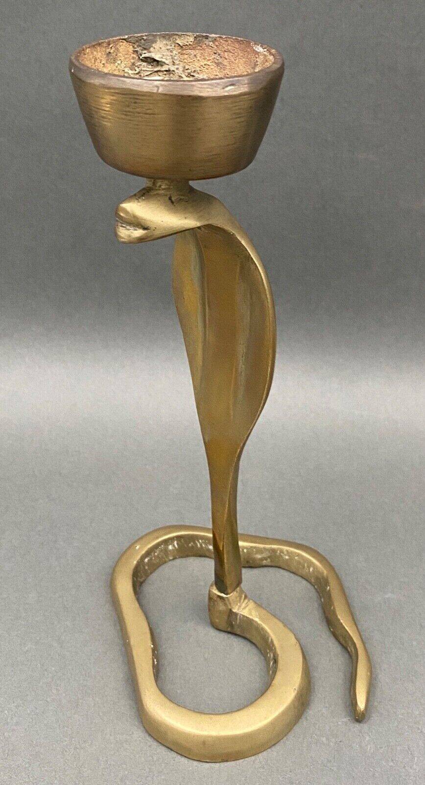 Bougeoir en bronze décor de cobra milieu XXe
