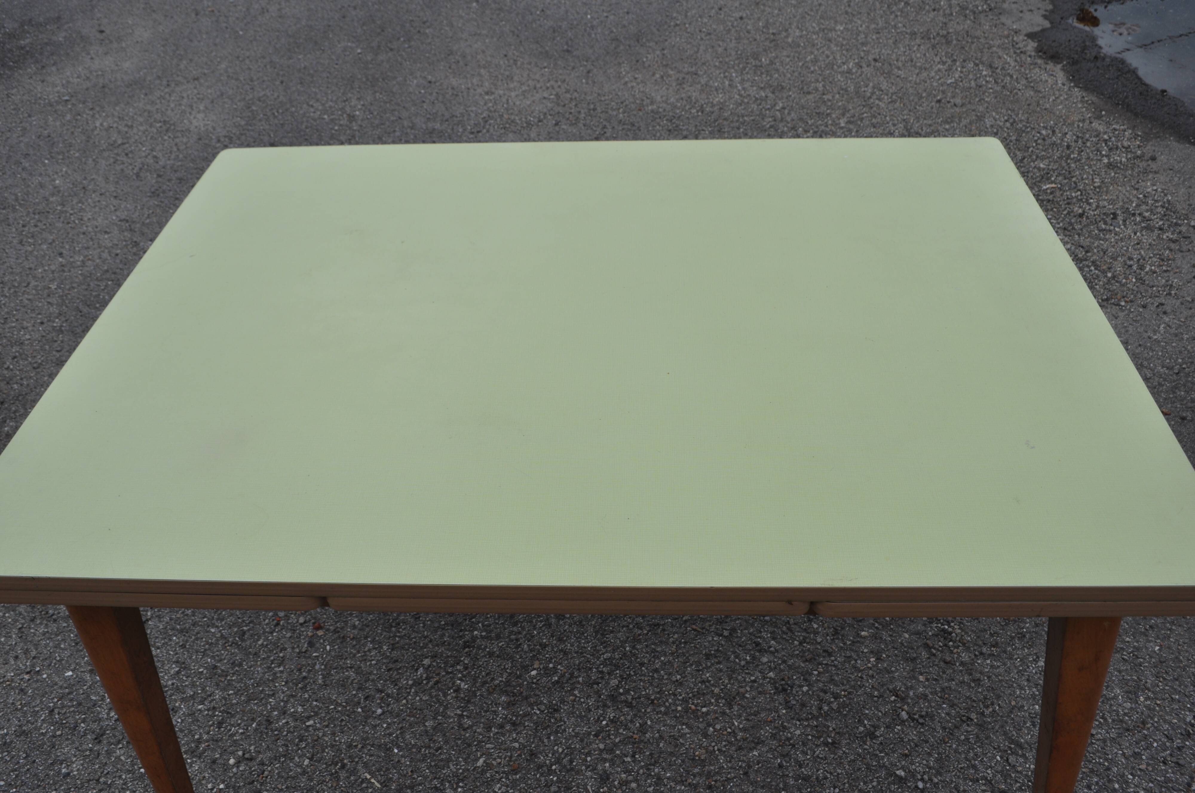 Table en formica jaune