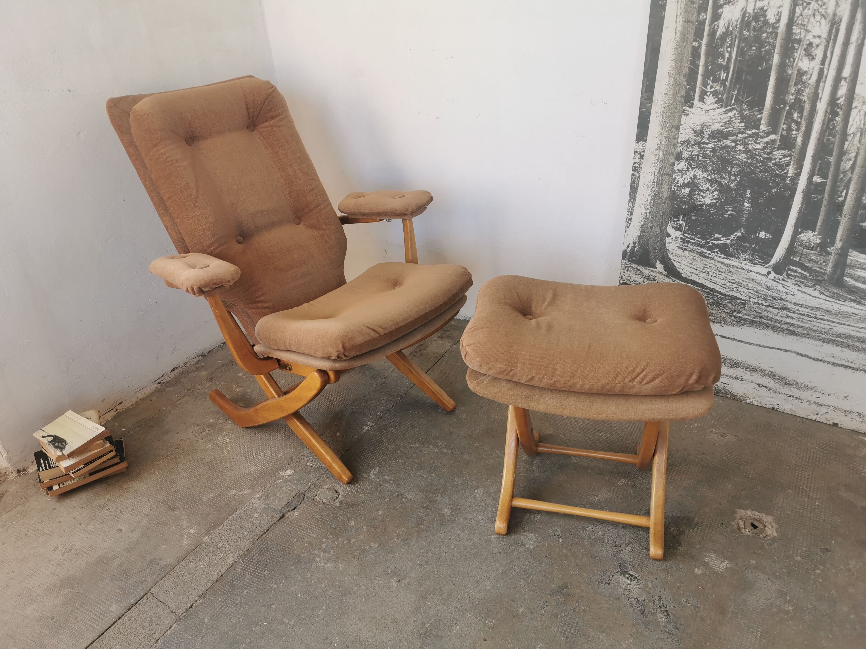 Relax armchair and its velvet ottoman from the 70s /80
