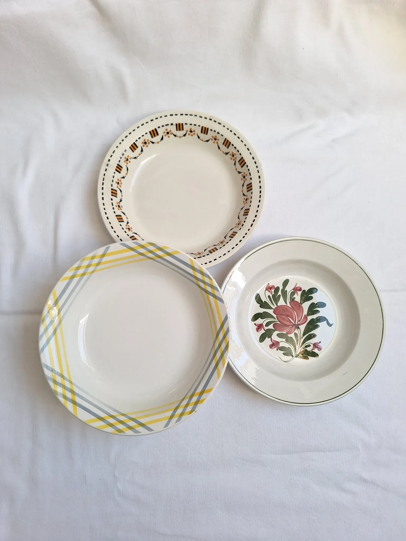 Shallow dish Gien orange and black model 456, Moulin des Loups yellow and grey.