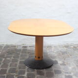 Postmodern round extendable dining table by Arnold Merckx for Arco, The Netherlands 1980s.