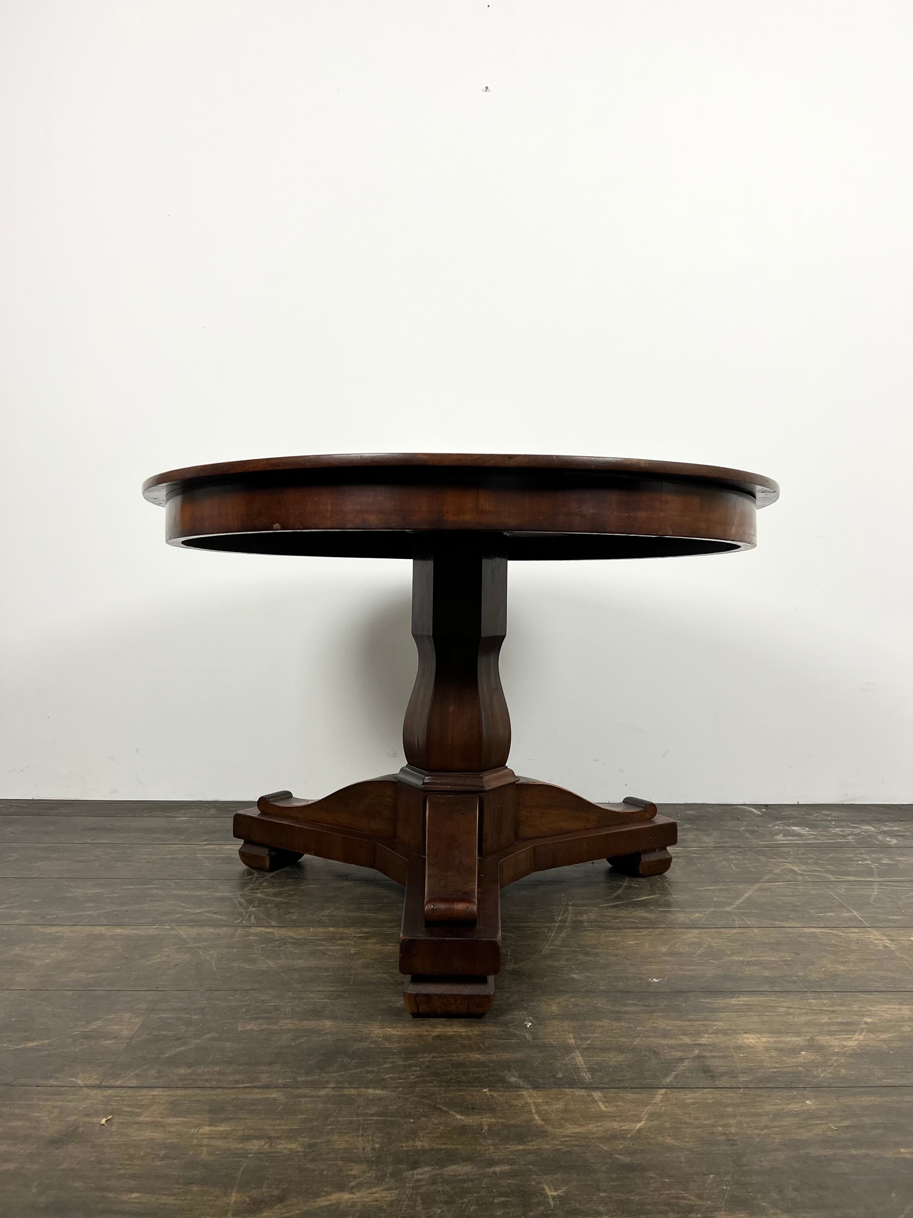 Mahogany center table Biedemeier