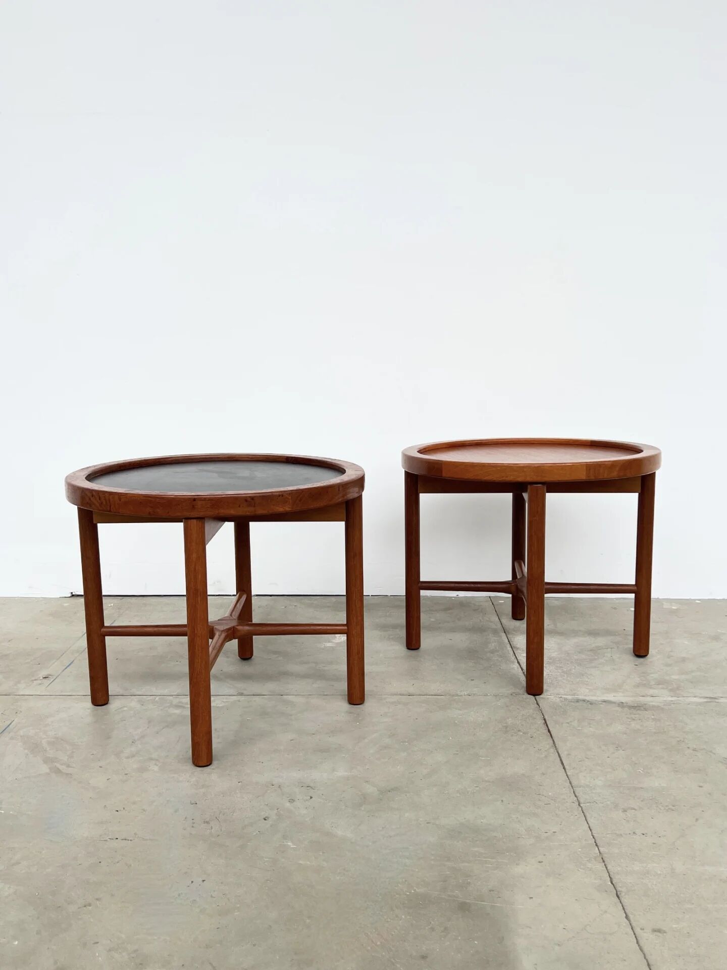 Duo of round coffee tables with a reversible top — Crossed base