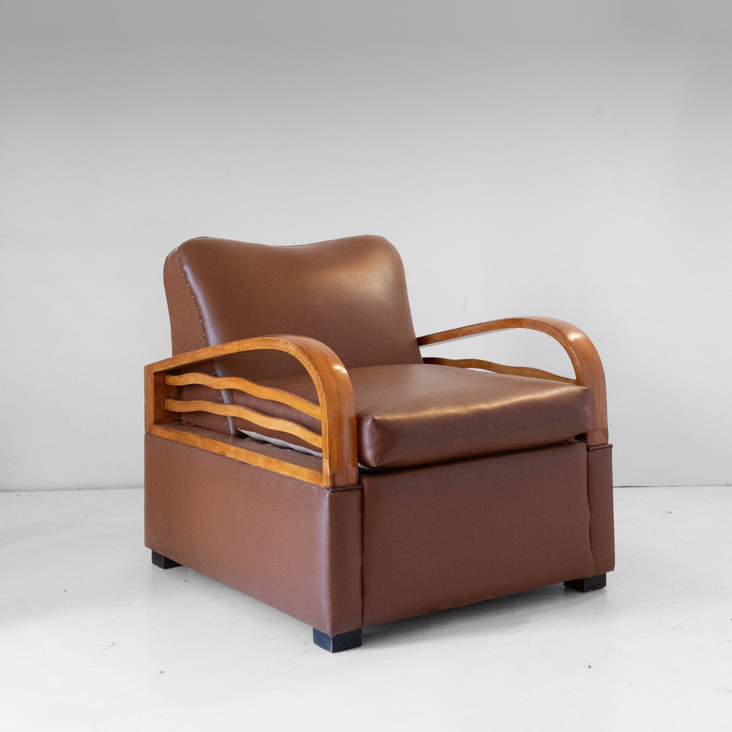 Fauteuil convertible Art Déco italien en éco-cuir marron.