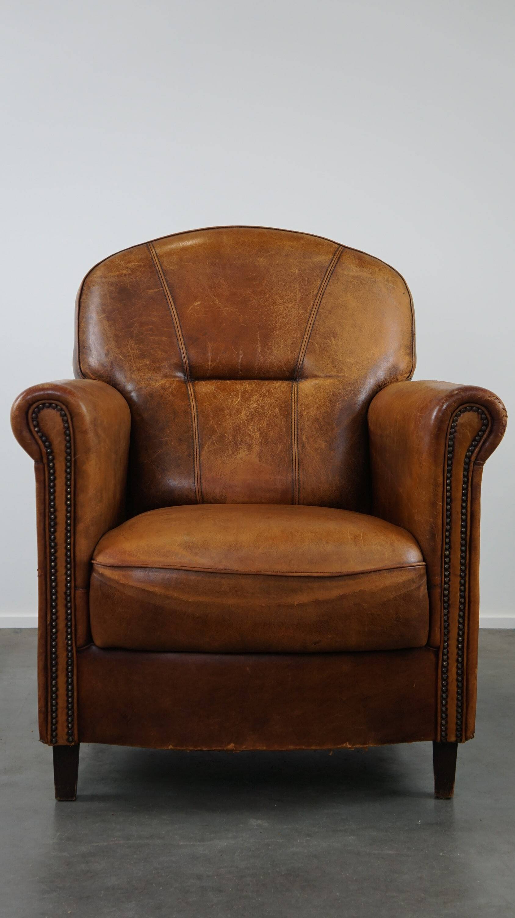 Charmant et robuste fauteuil en cuir de mouton, grand modèle