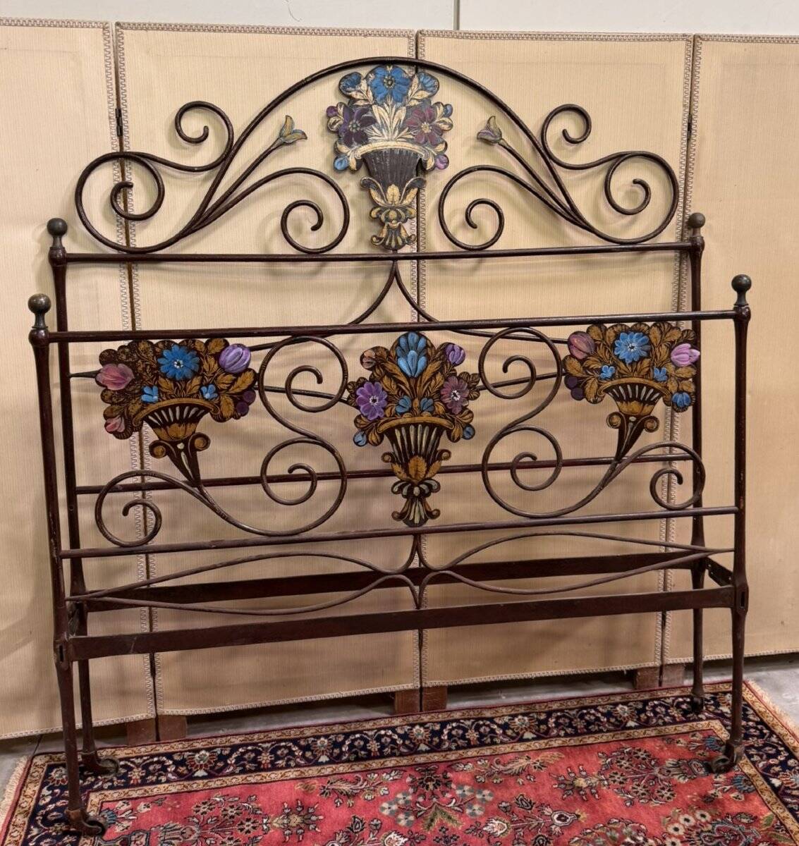 Venetian bed in iron and cast iron from the Art Nouveau period with polychrome decorations