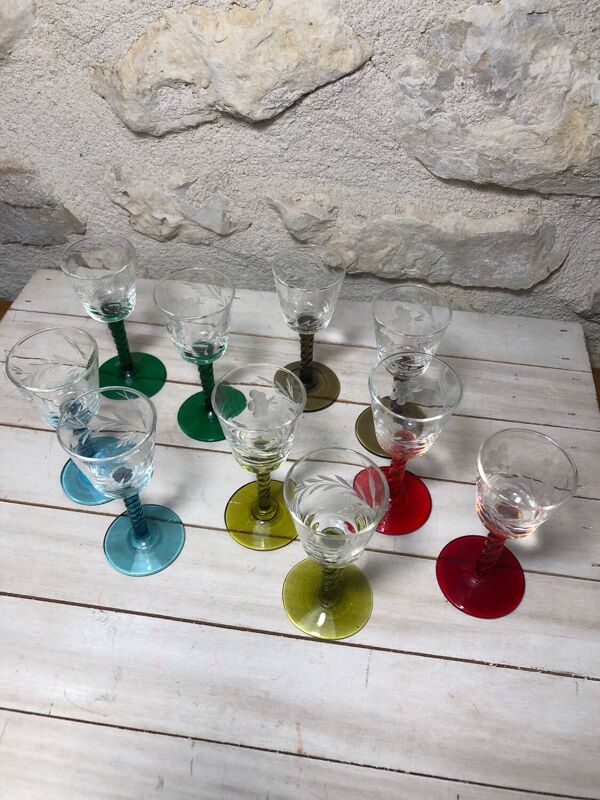 Ancien et rare ! Vendu en lot de 12 Verres à pieds torsadés colorés et gravés de fleurs et feuilles