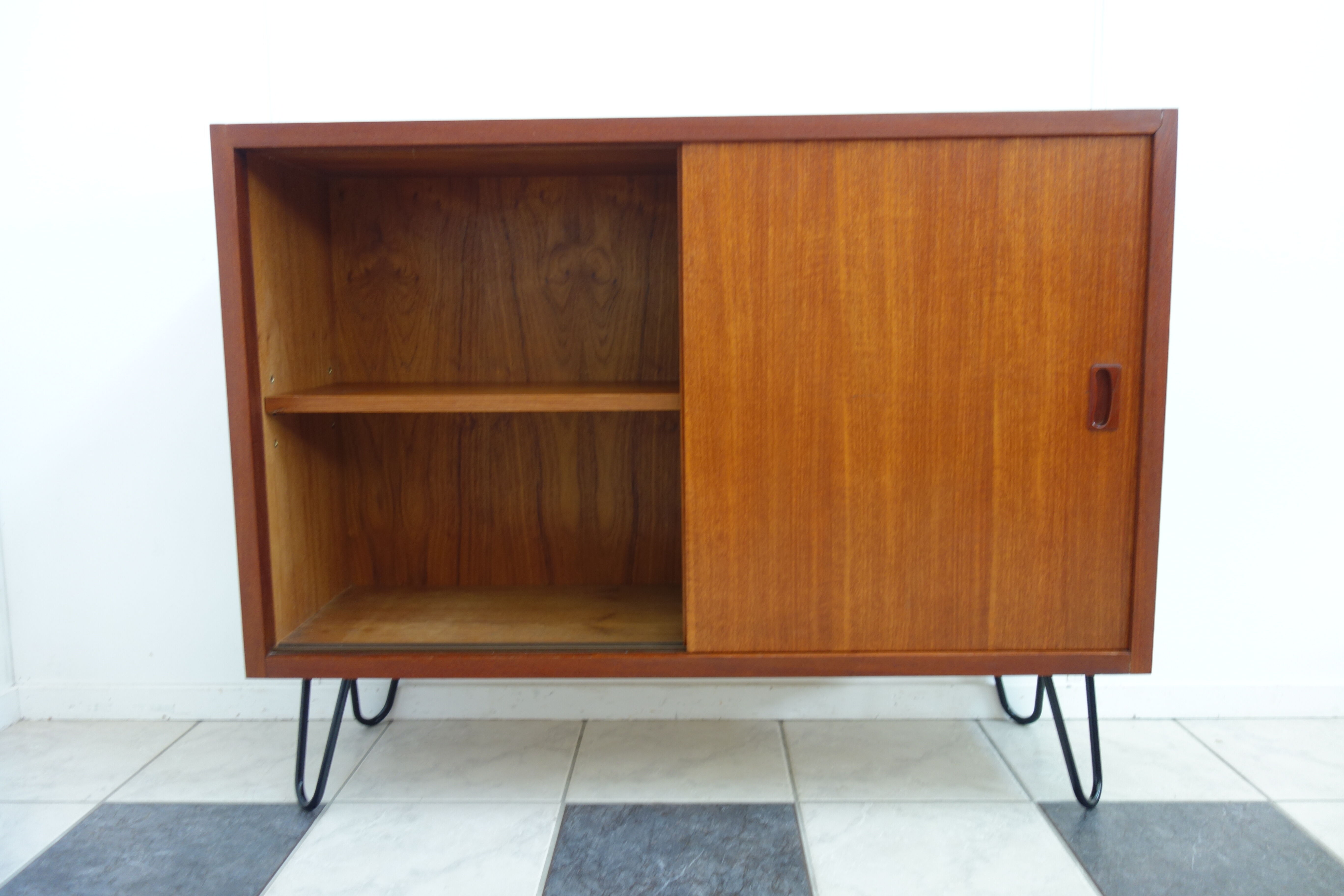 Buffet avec des portes coulissantes