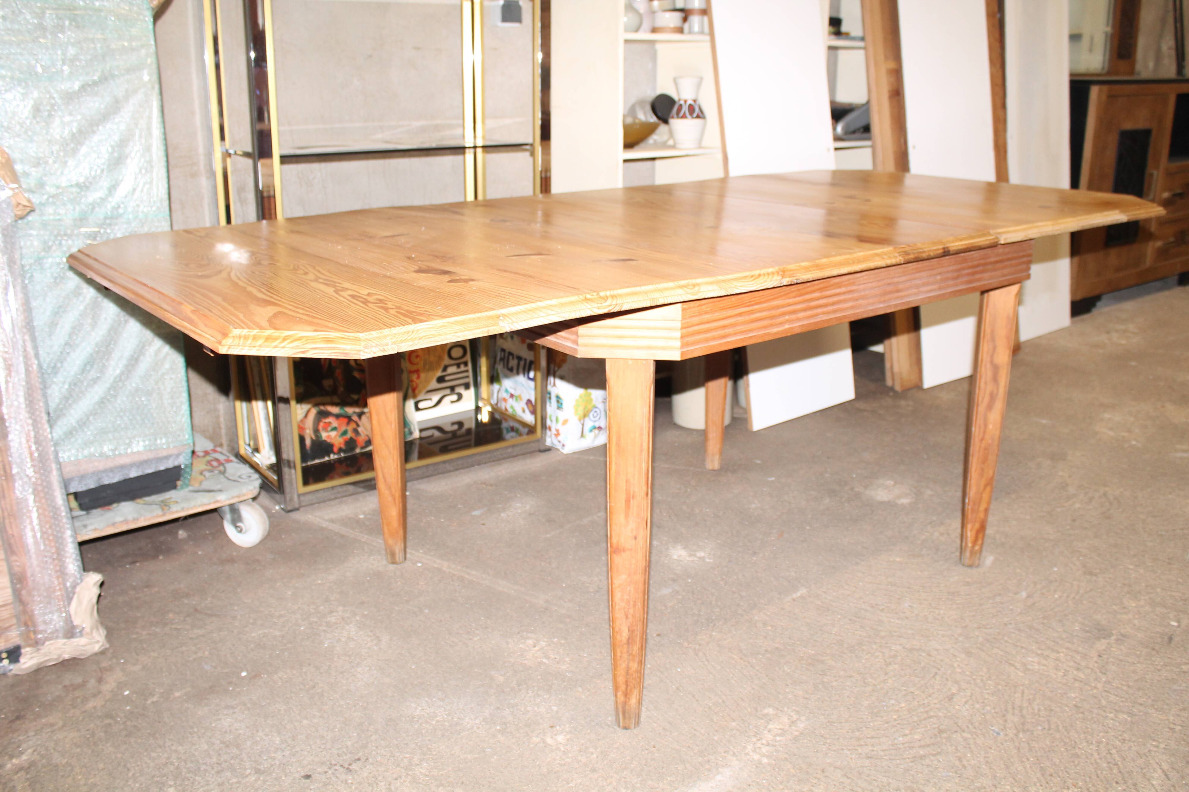 Solid pine stretch table