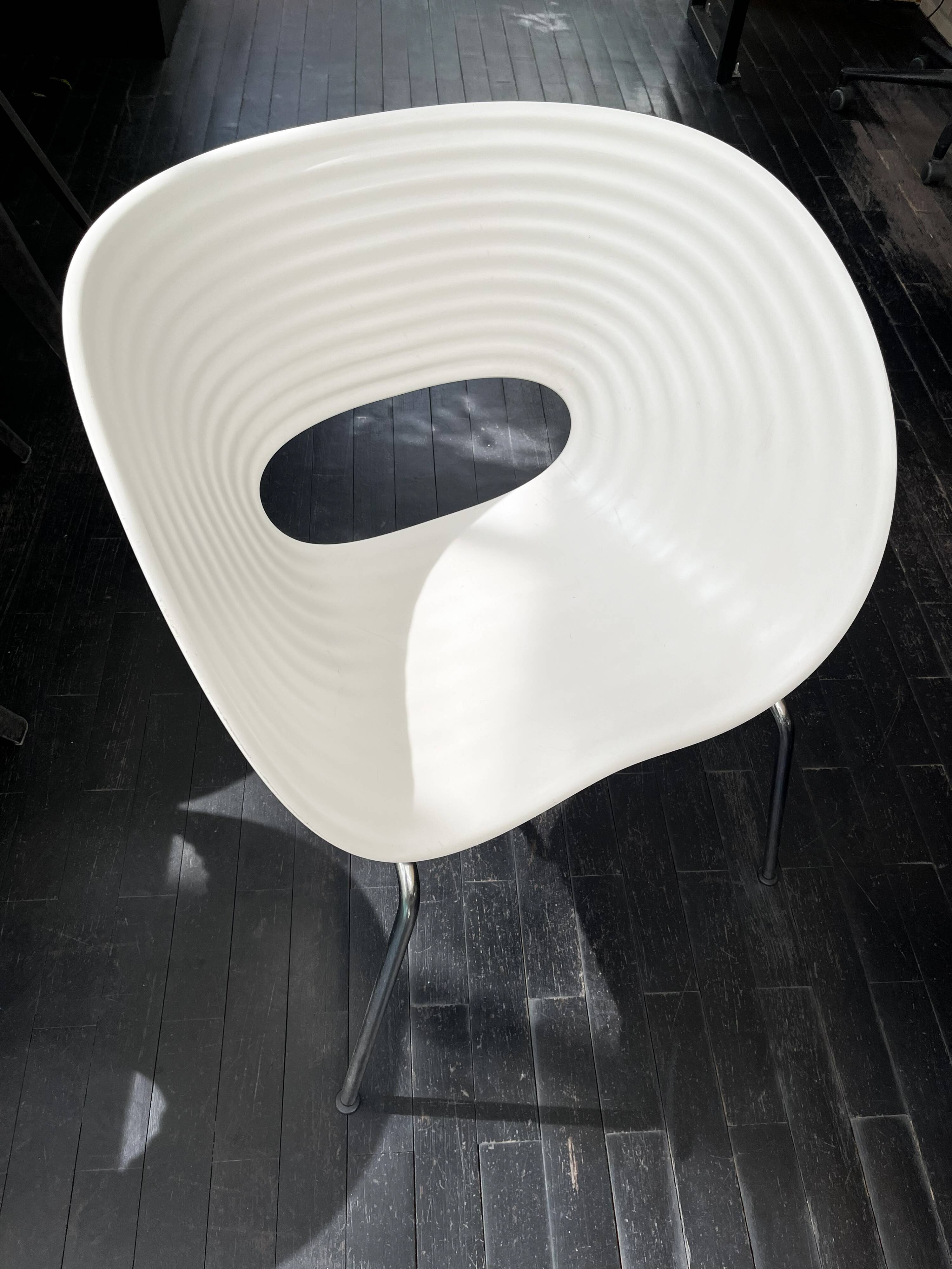 4 Tom Vac chairs designed by Ron Arad with a white round table of 110cm.