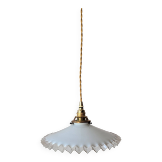 Pendant in serrated opaline