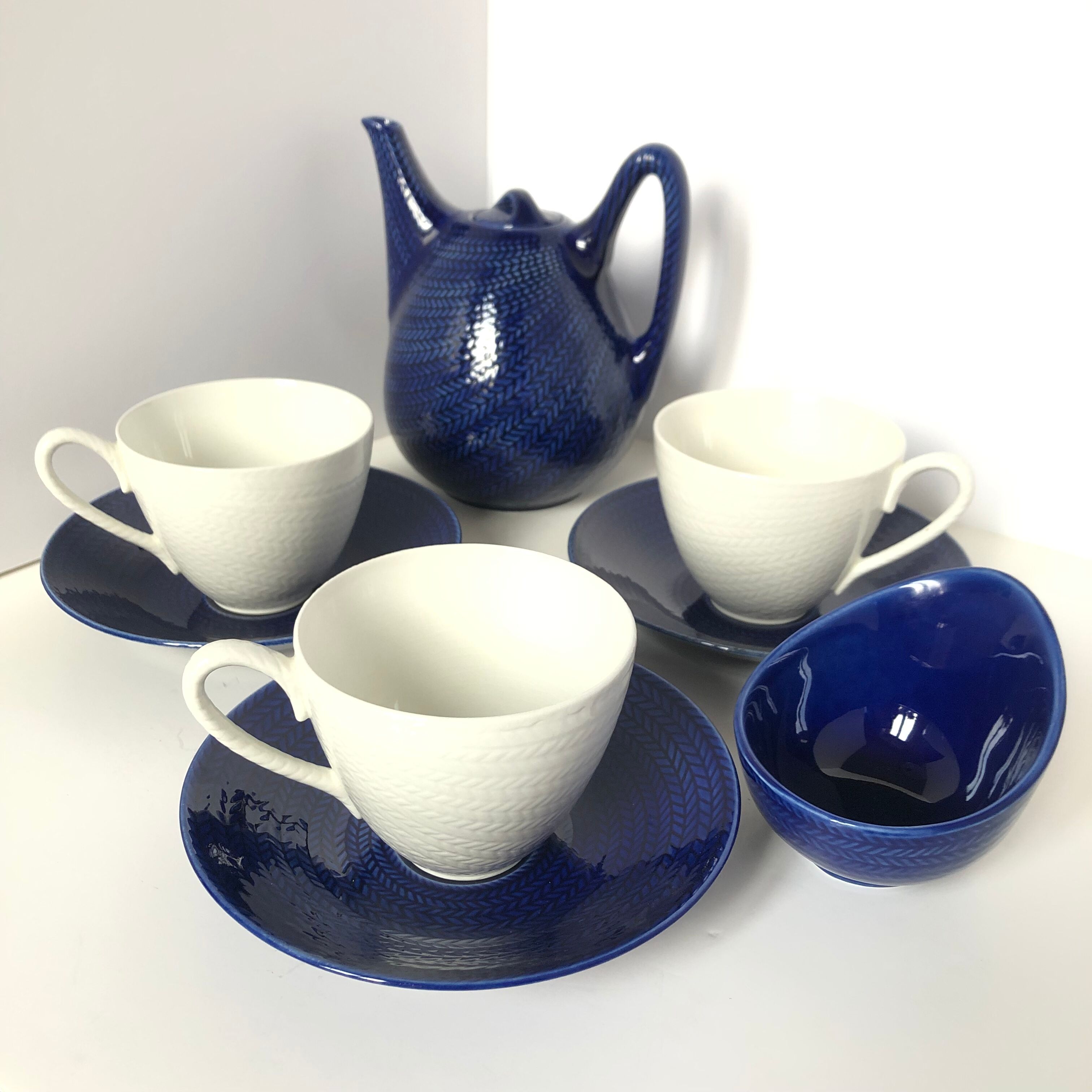 Cups, saucers, coffee maker by Herta Bengtsson Blå eld, Blue fire Rörstrand Sweden 1951-1971