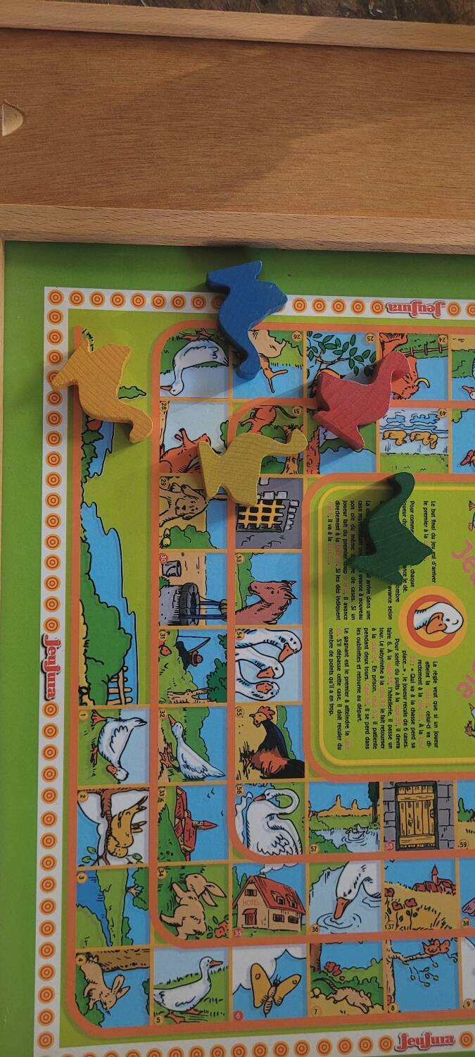 Game of the eye and little wooden horses