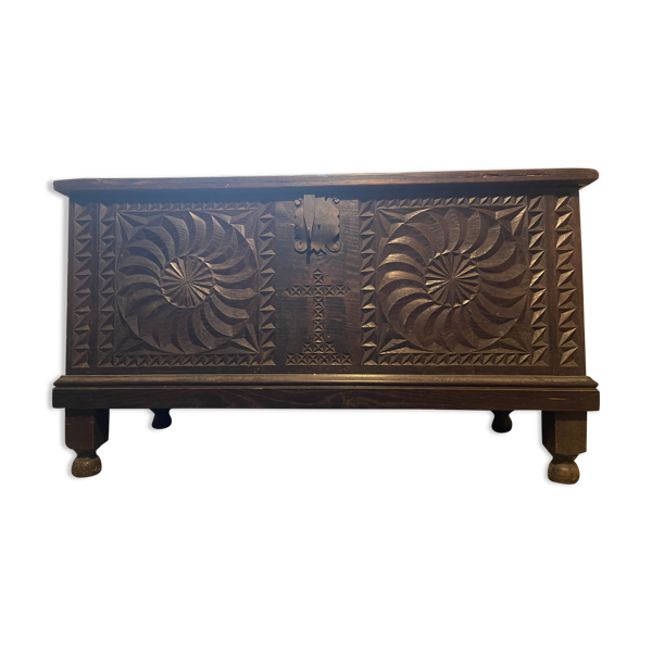 Coffre en bois naturel sculpté XIXe siècle