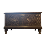 Coffre en bois naturel sculpté XIXe siècle