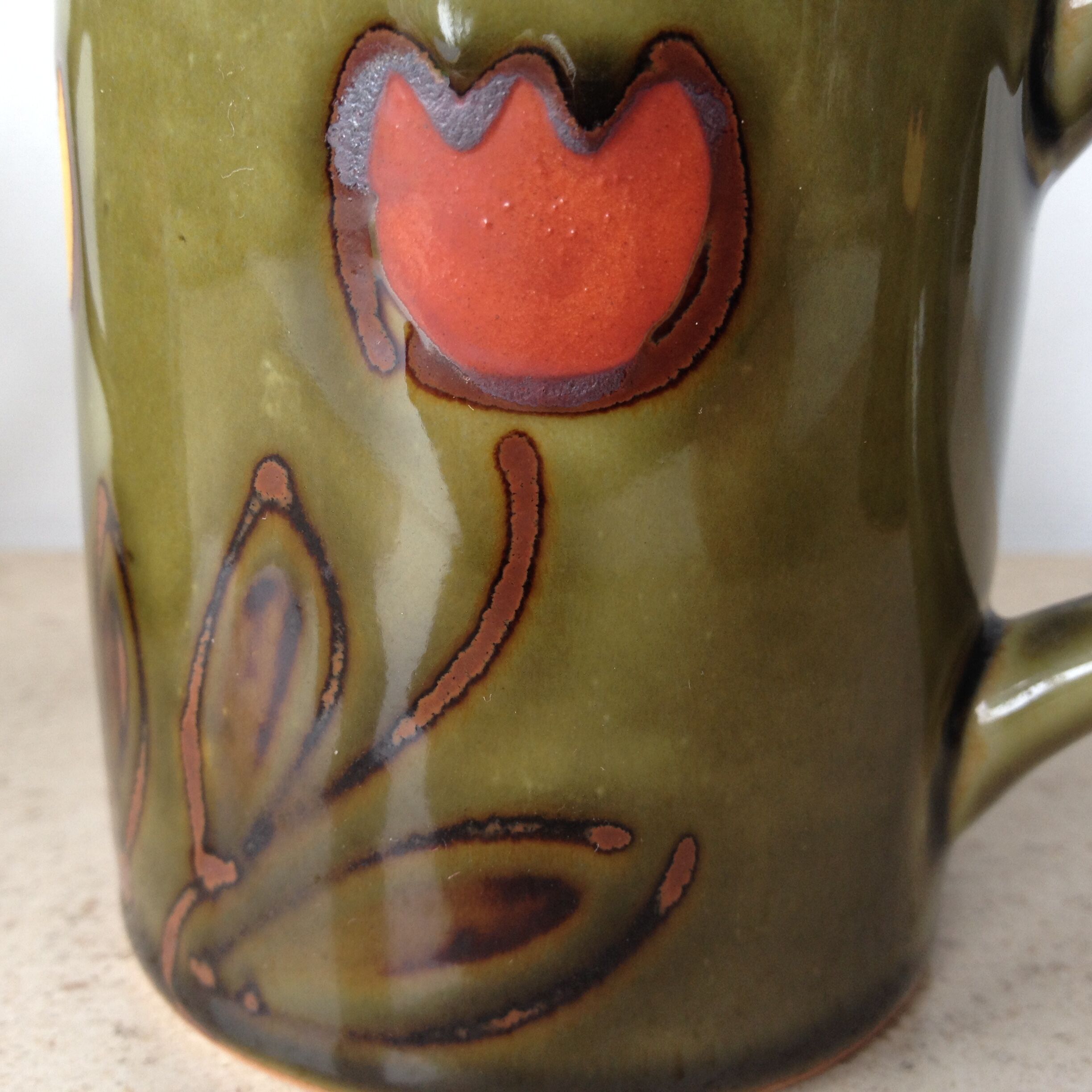 4 mugs ceramic glazed green ground tulips