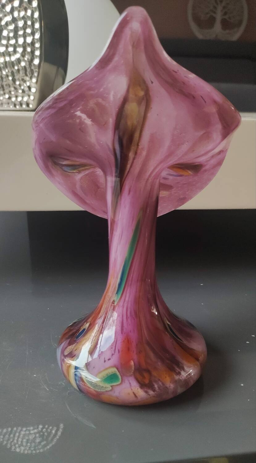Volubilis vase in Murano glass. Pink speckled background. Height 21 cm.