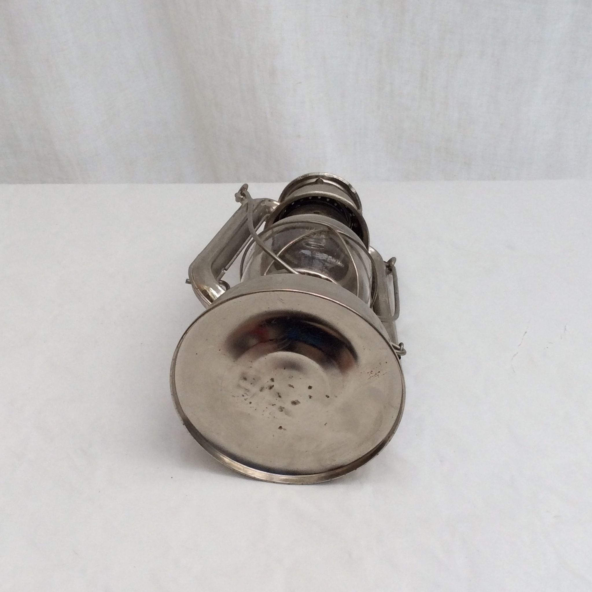 Ancienne lampe à pétrole lanterne design W.Germany numérotés dimension : hauteur -26cm- L-15,5cm-