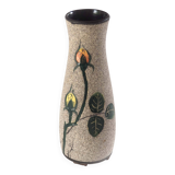 Vase années 1950, boutons de roses et aspect sablé