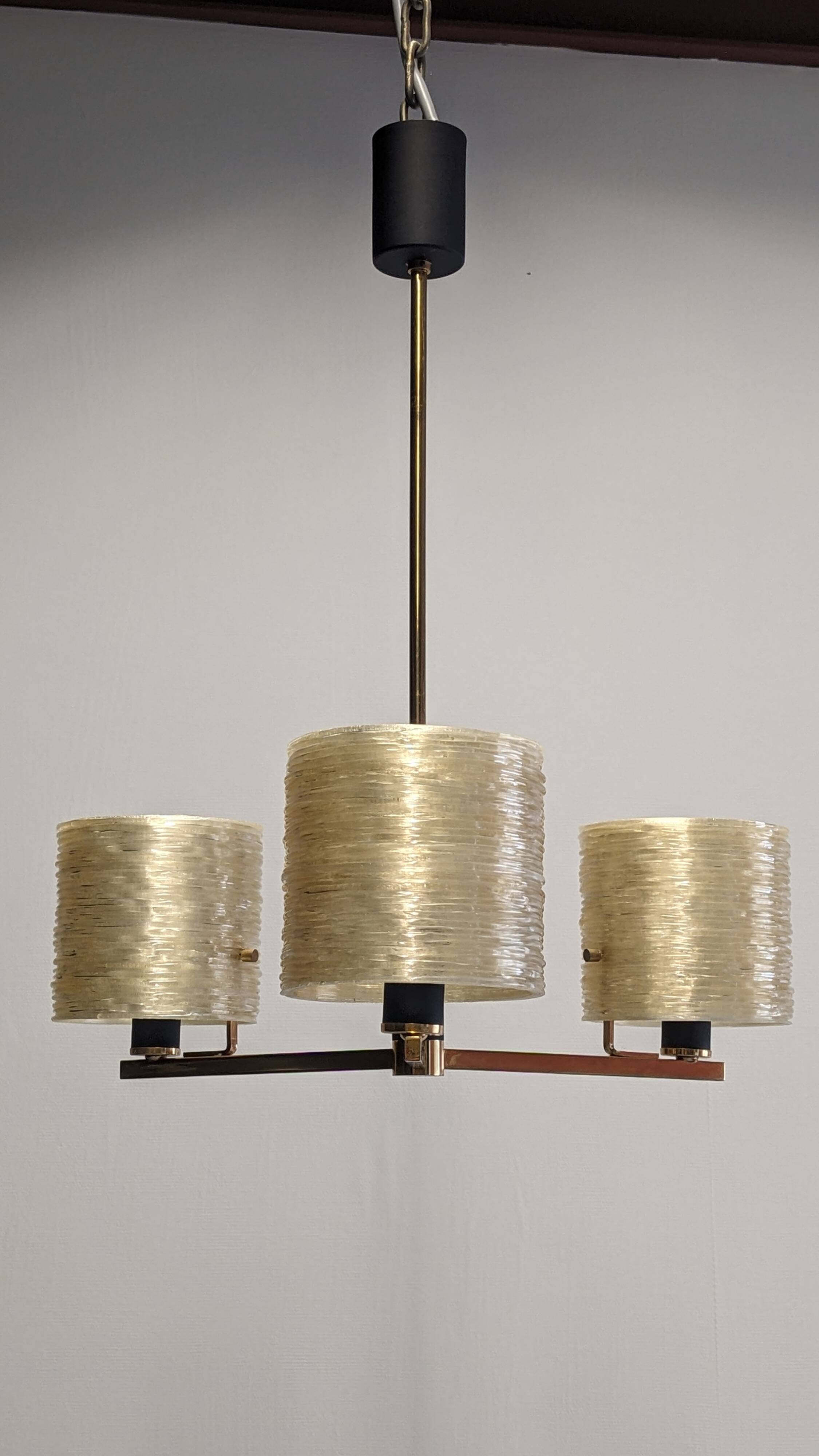 Three-light chandelier in mother-of-pearl and brass, Maison Arlus, France, circa 1950.
