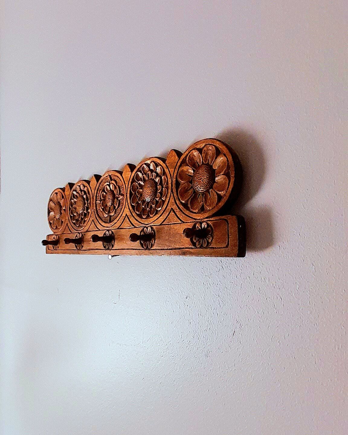 Wall key ring in carved wood 70s