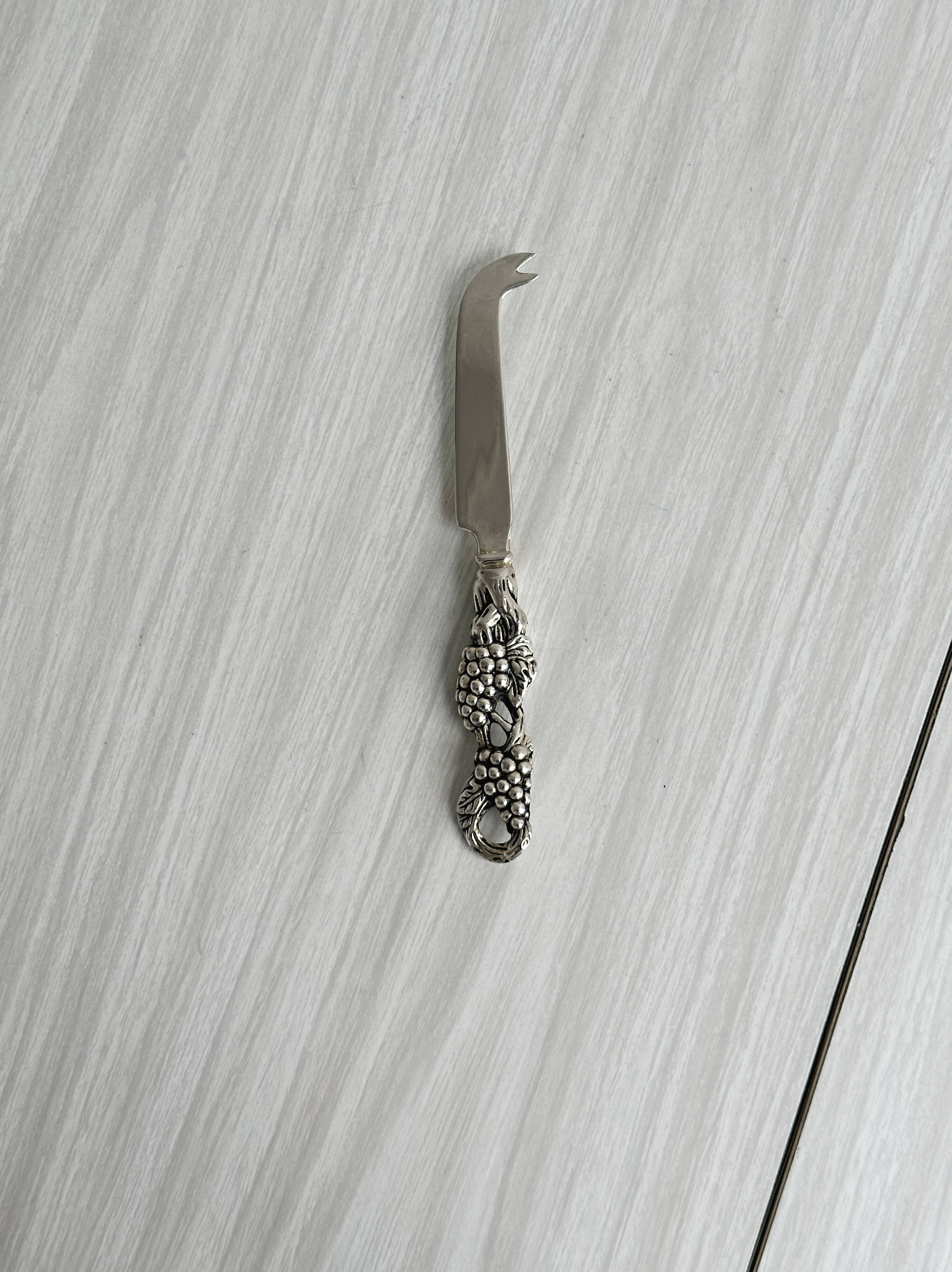 Butter or cheese knife with vine motif