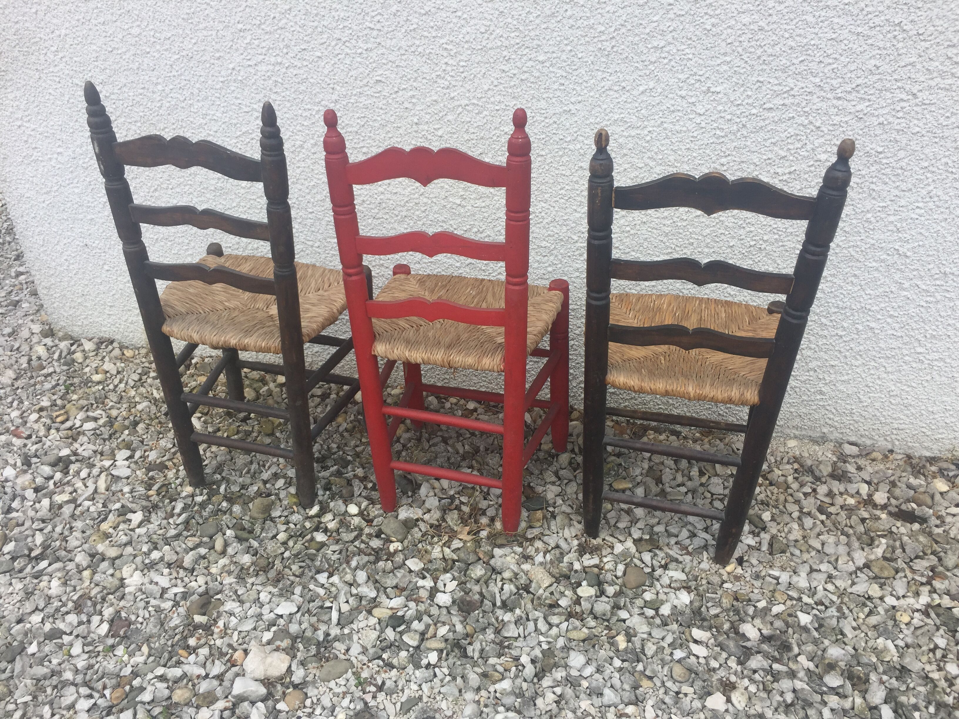 3 mulched chairs