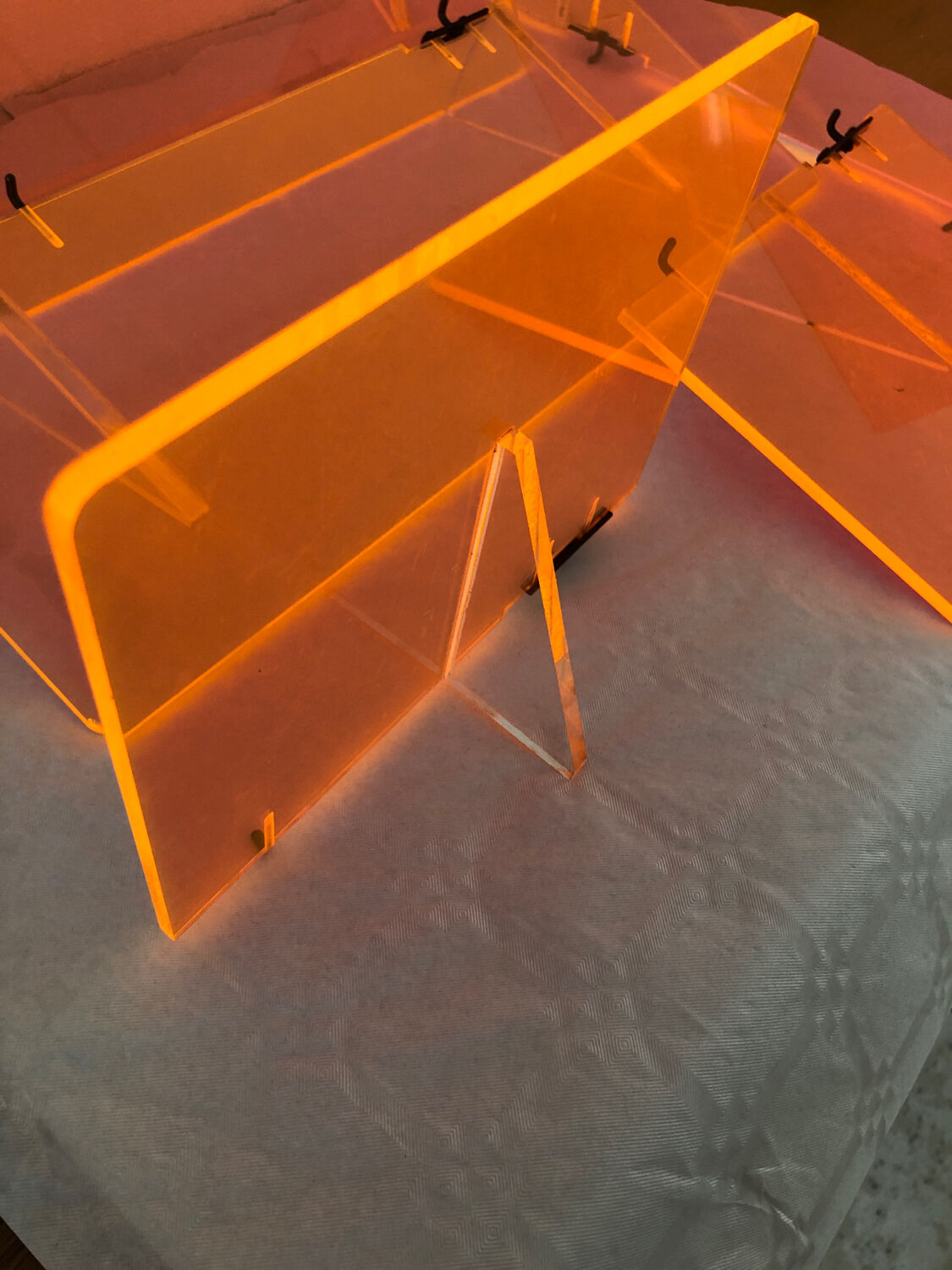 5 étagères murales rétro en plexiglas orange fluo art deco