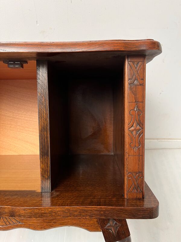 Table de chevet en bois sculptée vintage