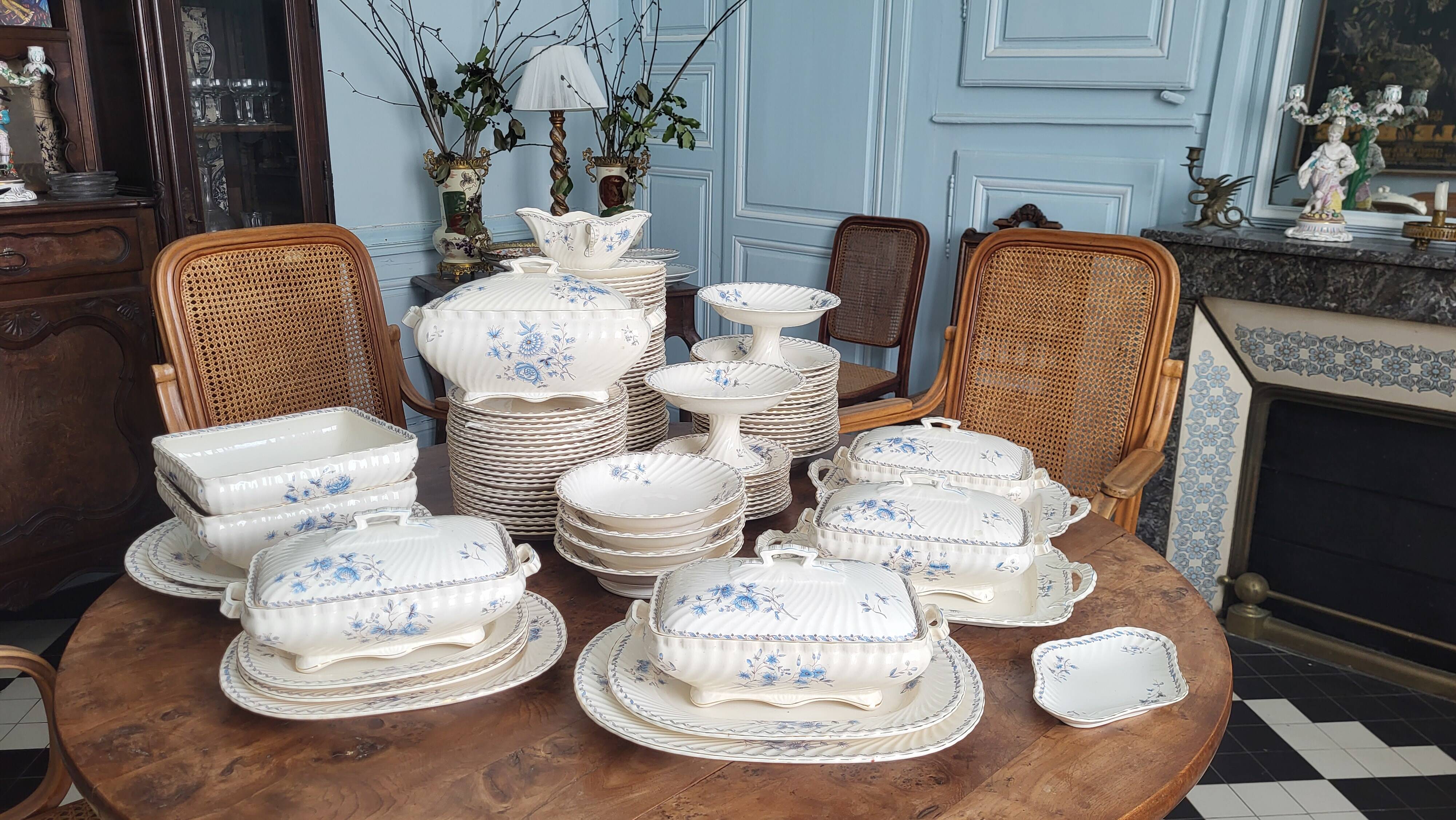 Petrus Regout 19th century dinner service 115 pieces