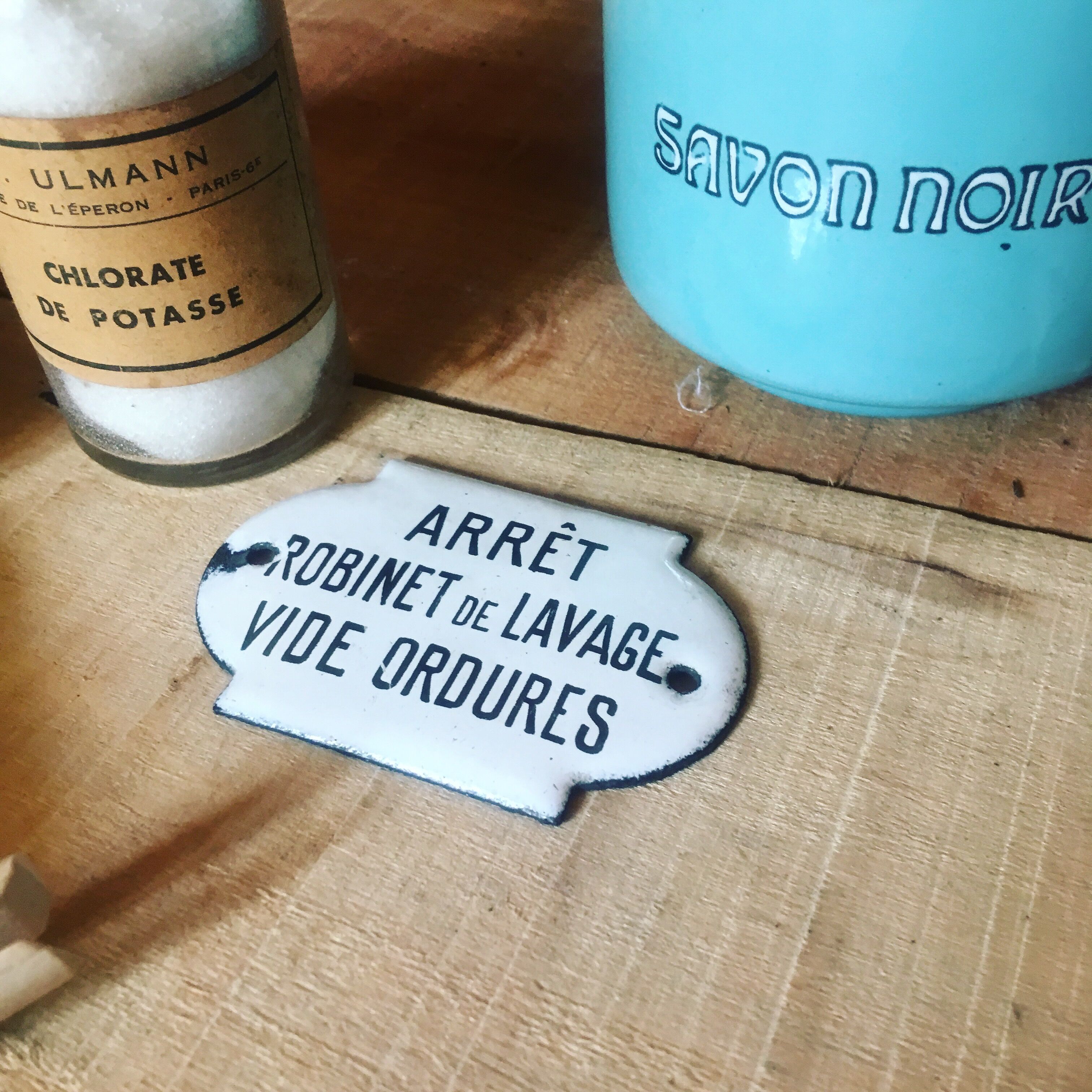 Old bulging enamel plate arrêt robinet de lavage- vide ordures"