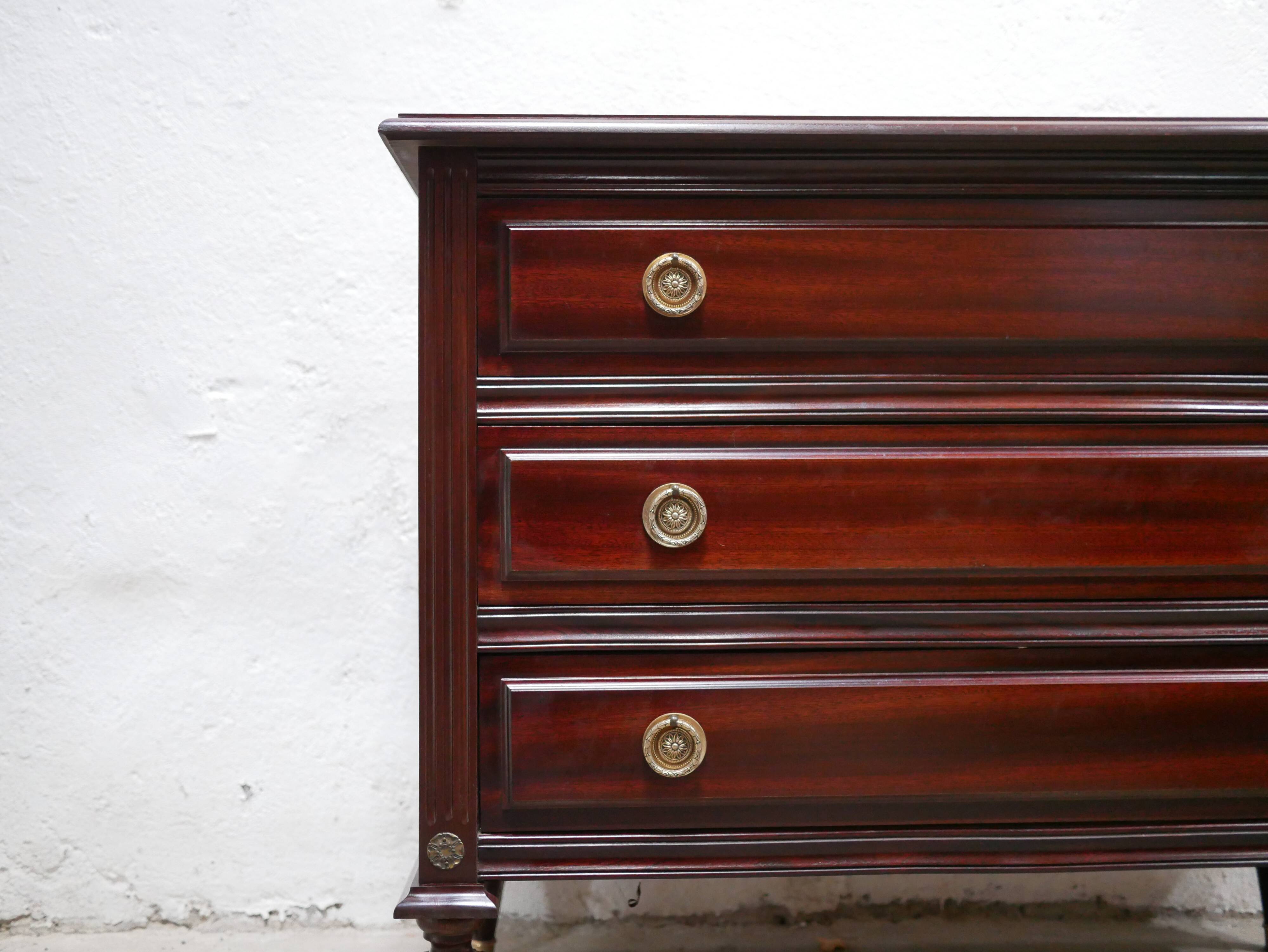 Commode ancienne en bois de style Louis XVI