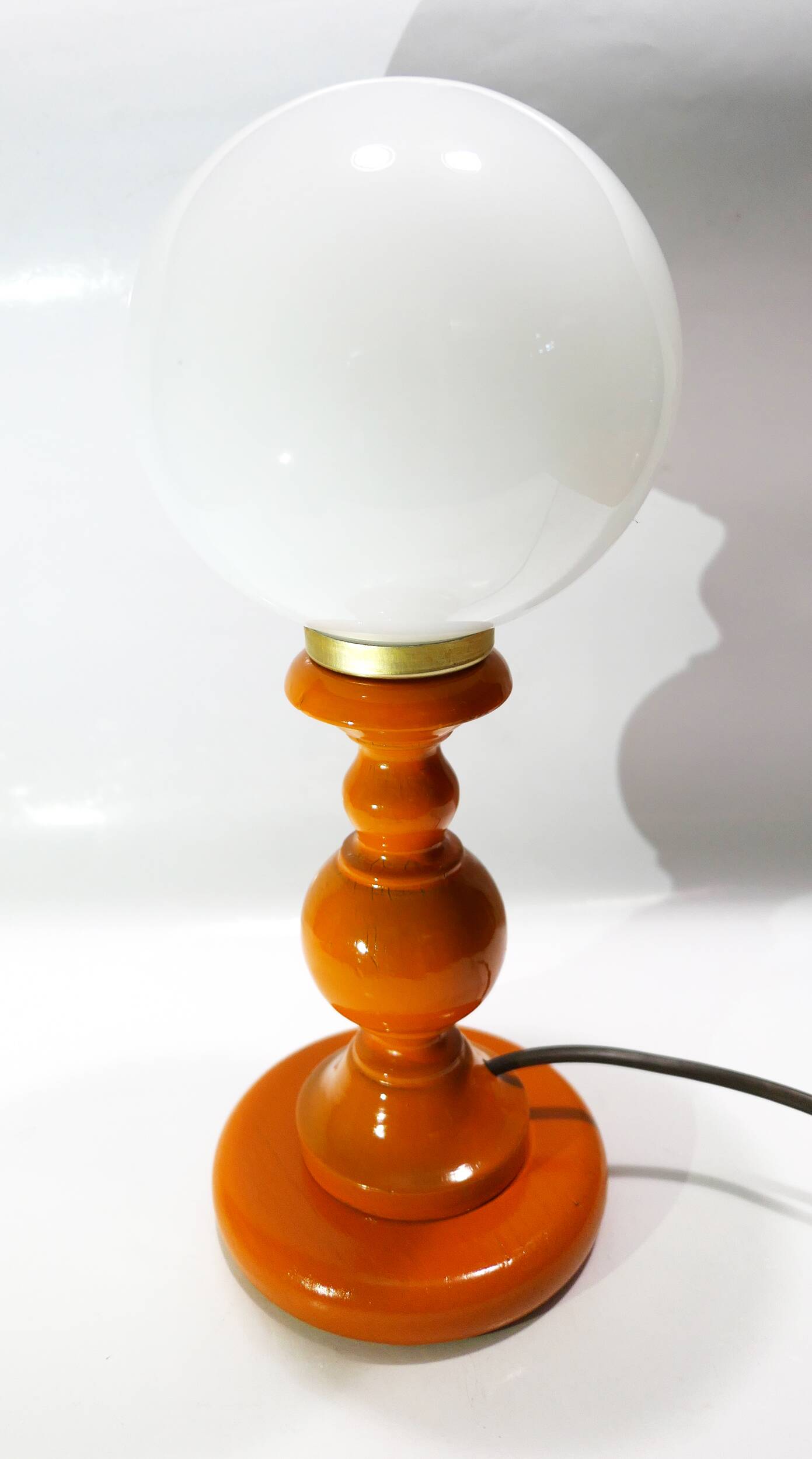 Vintage lamp in orange turned wood and opaline globe