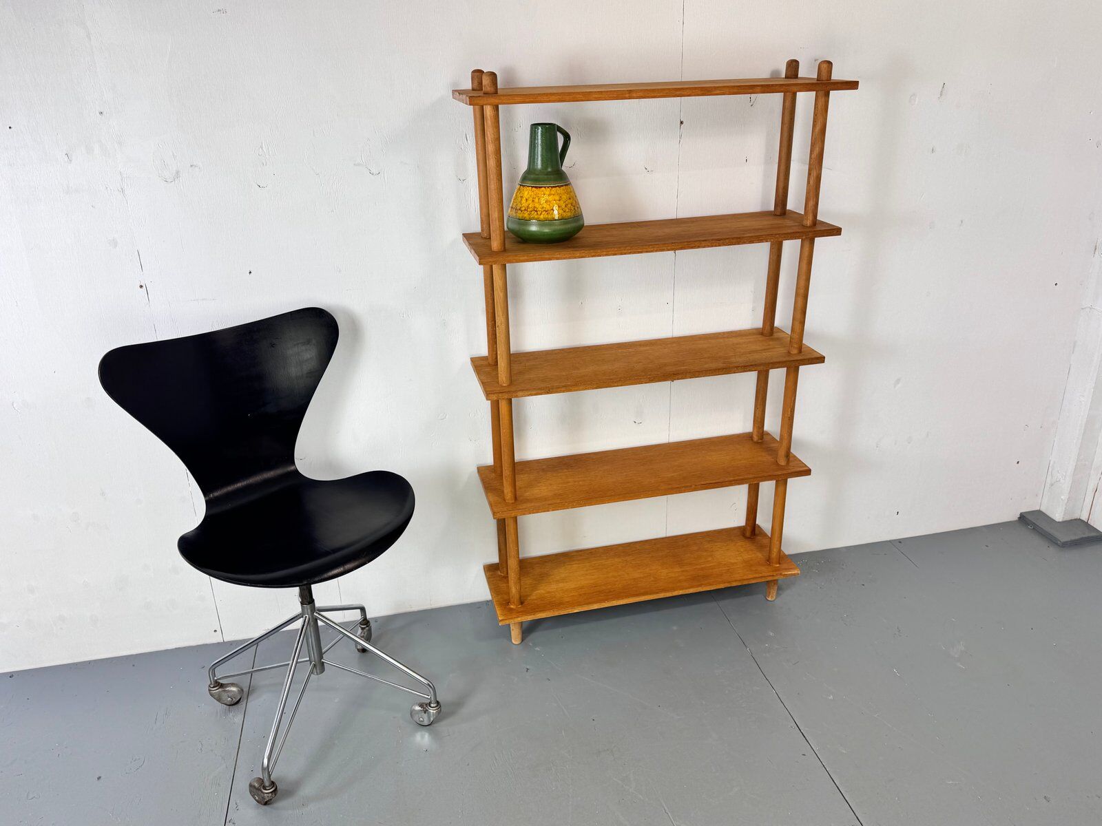 Mid-century modernist free standing shelving Unit, 1950s
