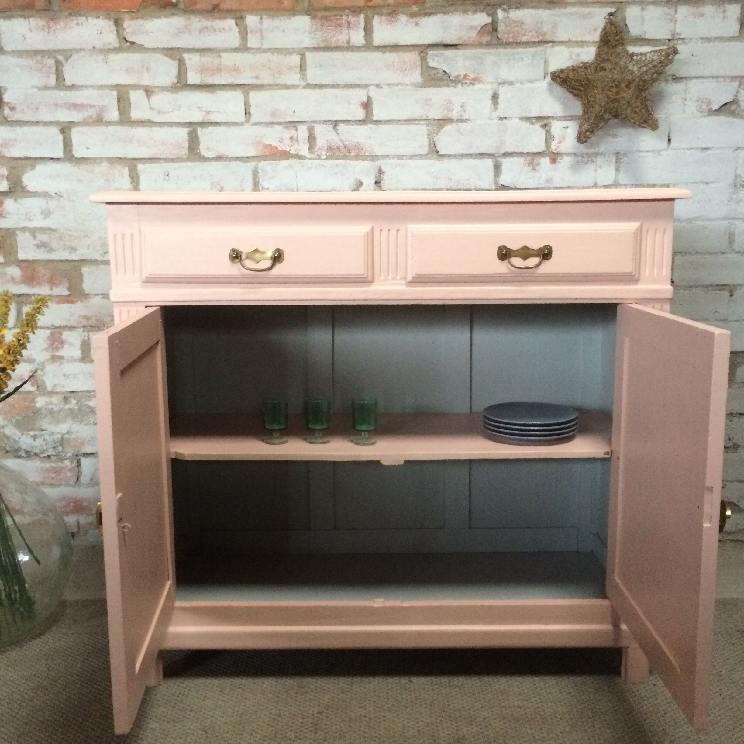 Buffet parisien vintage rose pâle