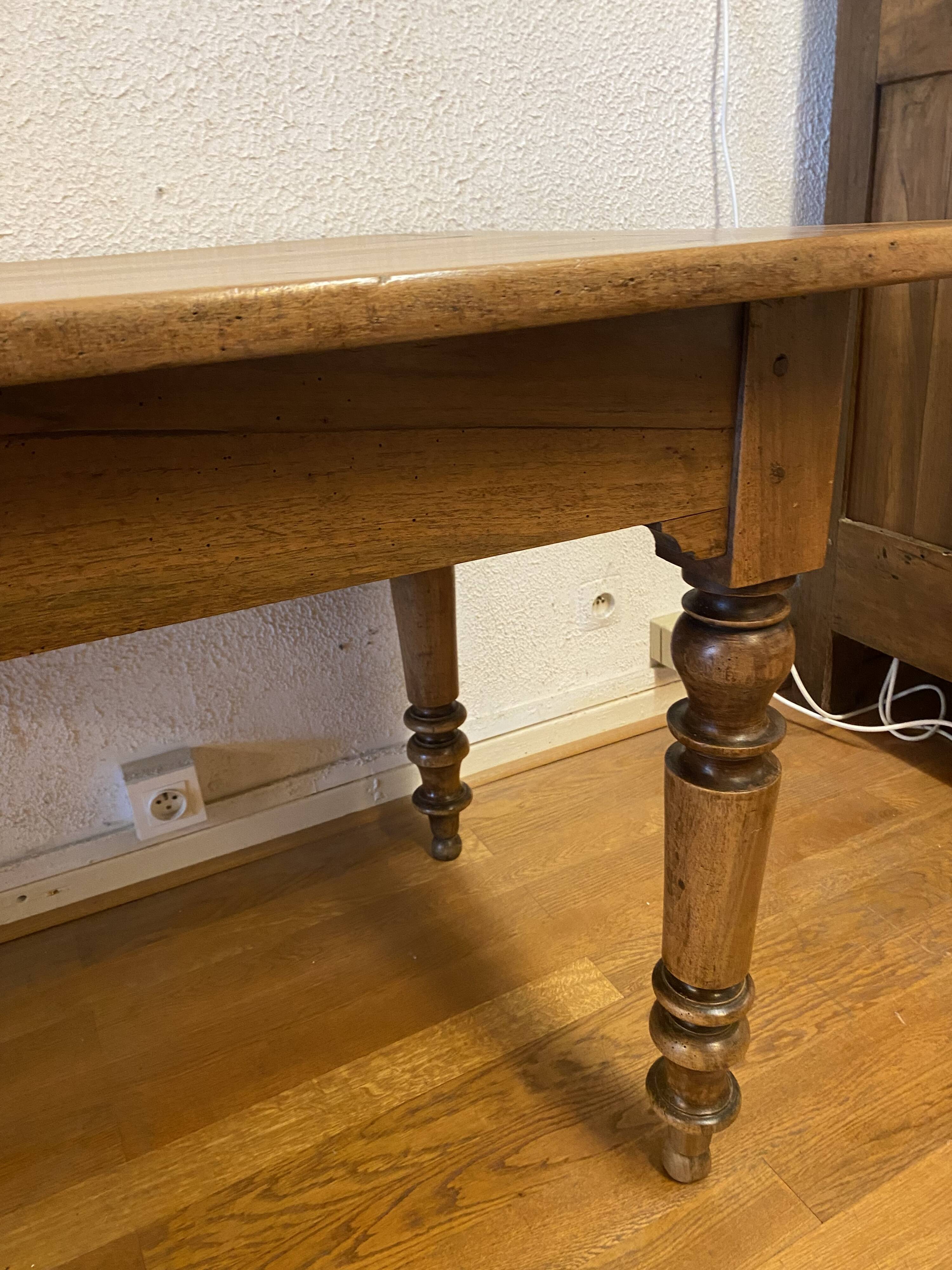 office table in blond walnut, turned legs, beautiful patina, excellent condition.