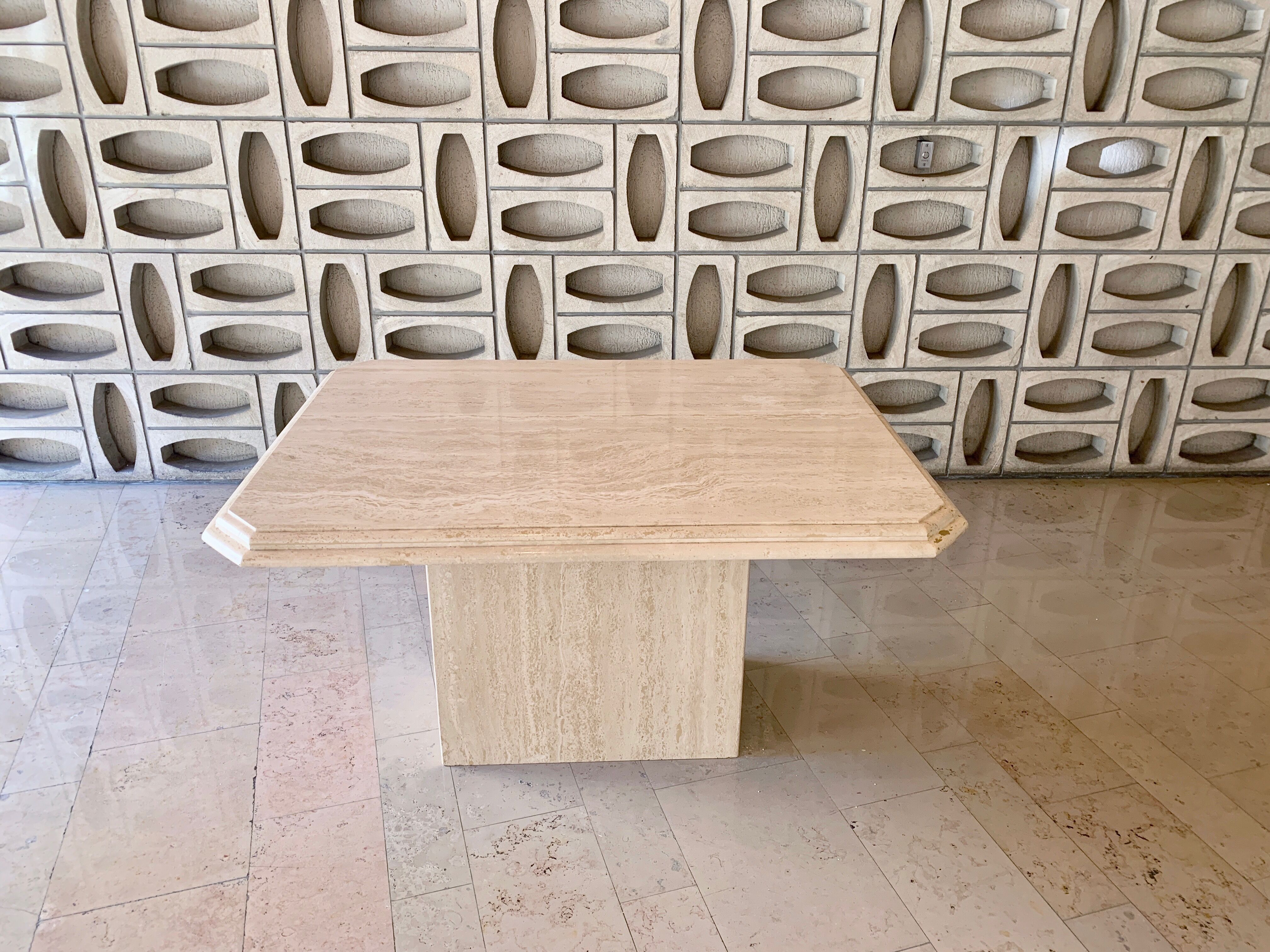 Table à manger en travertin de moyenne longueur