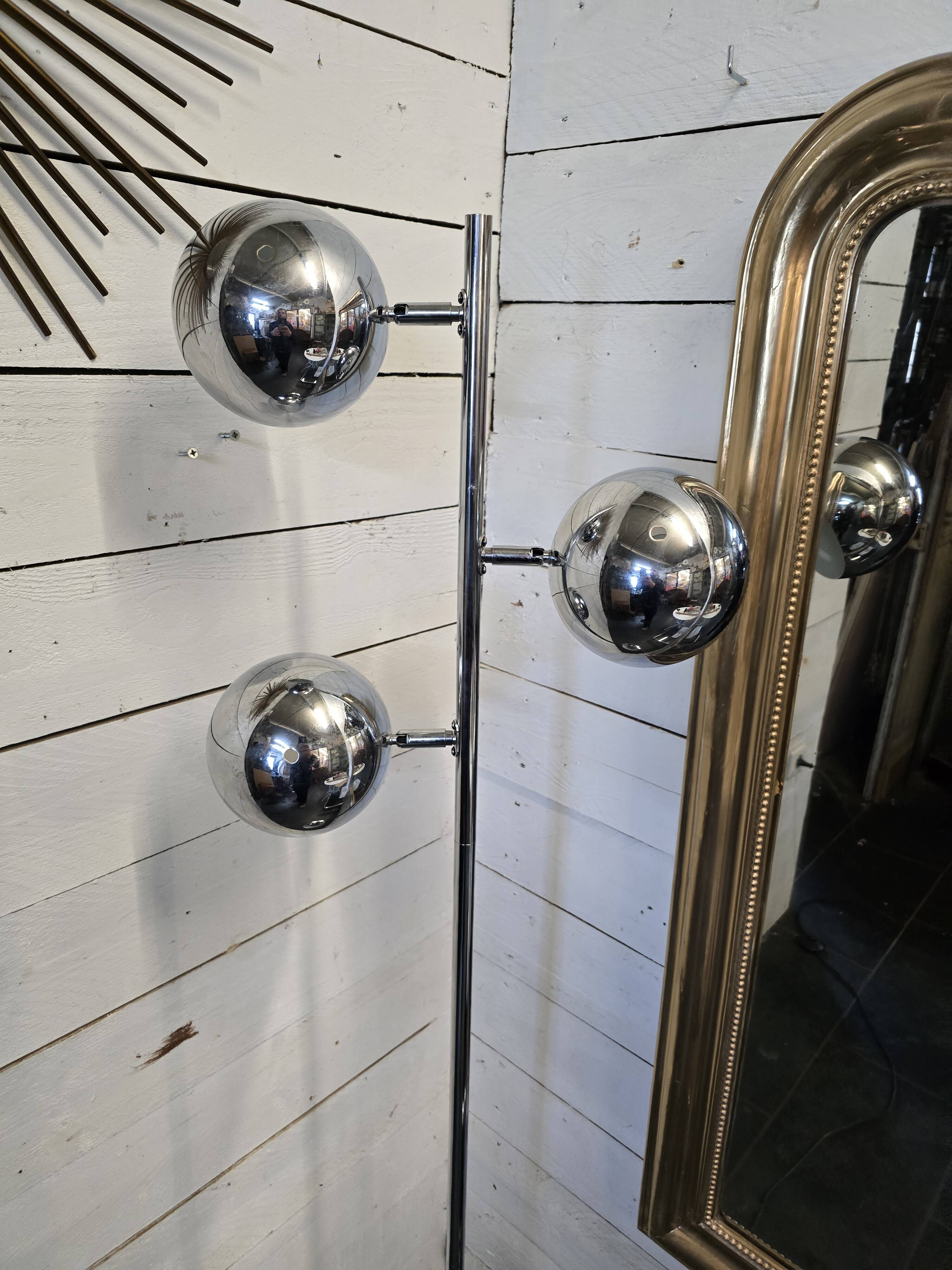 Vintage eyeball floor lamp with tulip base in chromed metal