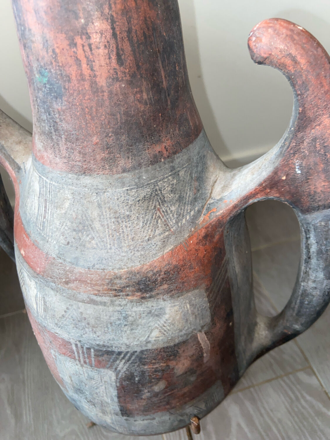 Ancient Kabyle amphora in terracotta.