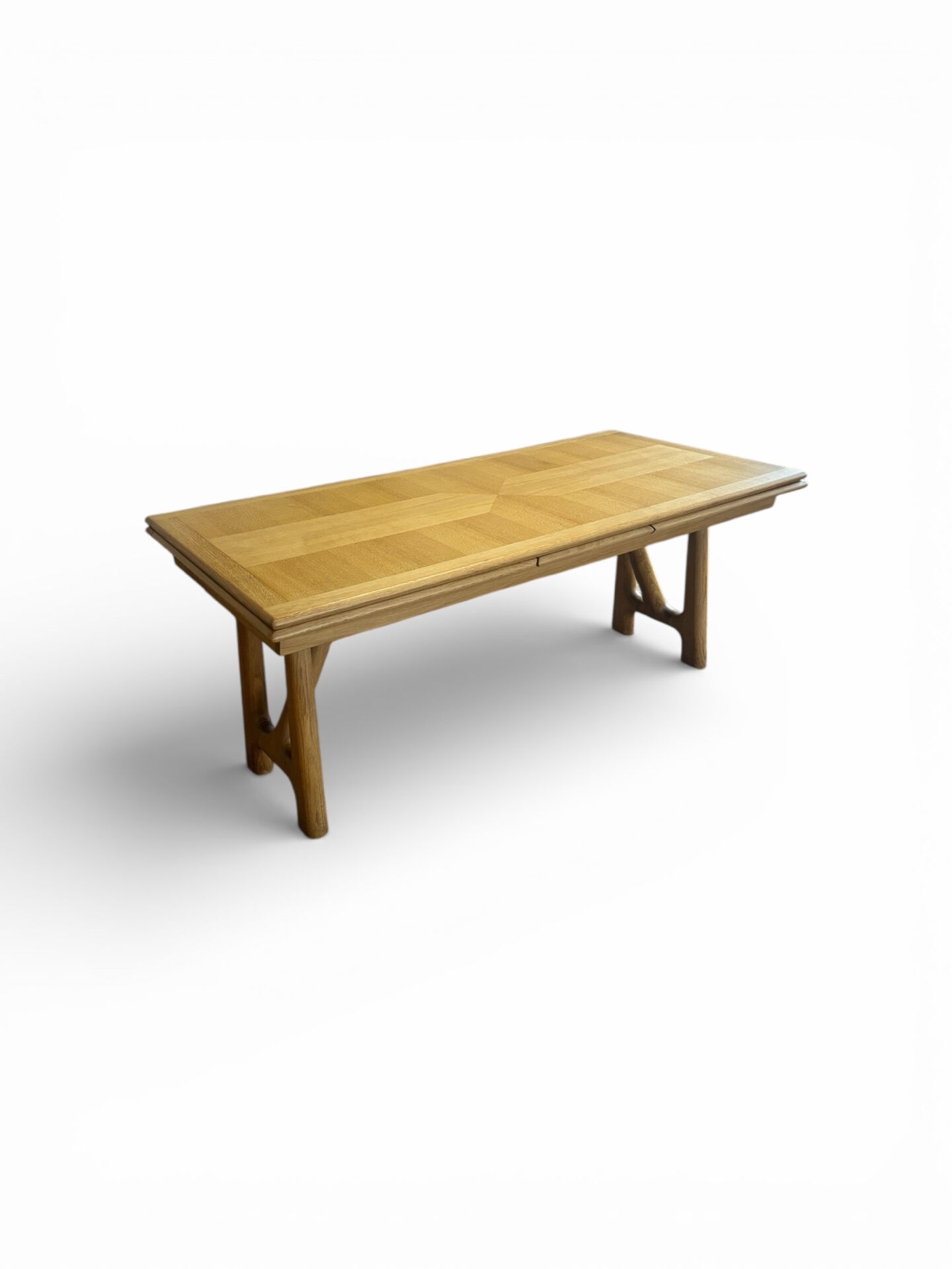 Table à rallonges en chêne par Guillerme & Chambron édition Votre Mais