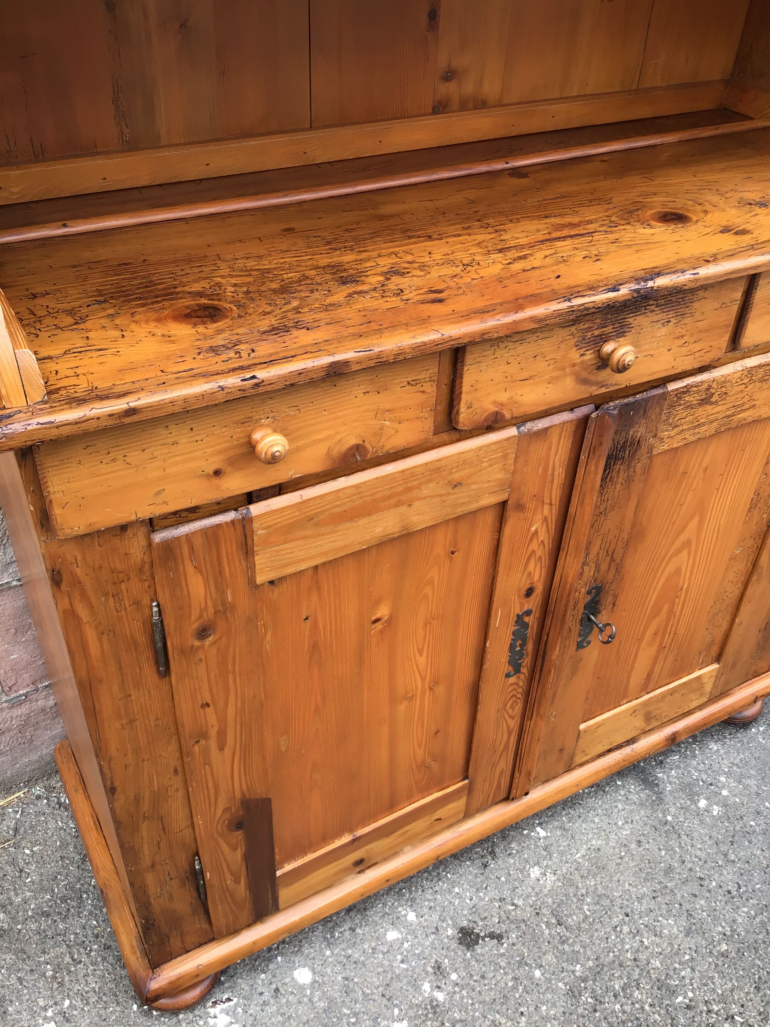 Vaisselier rustique régional vintage en sapin