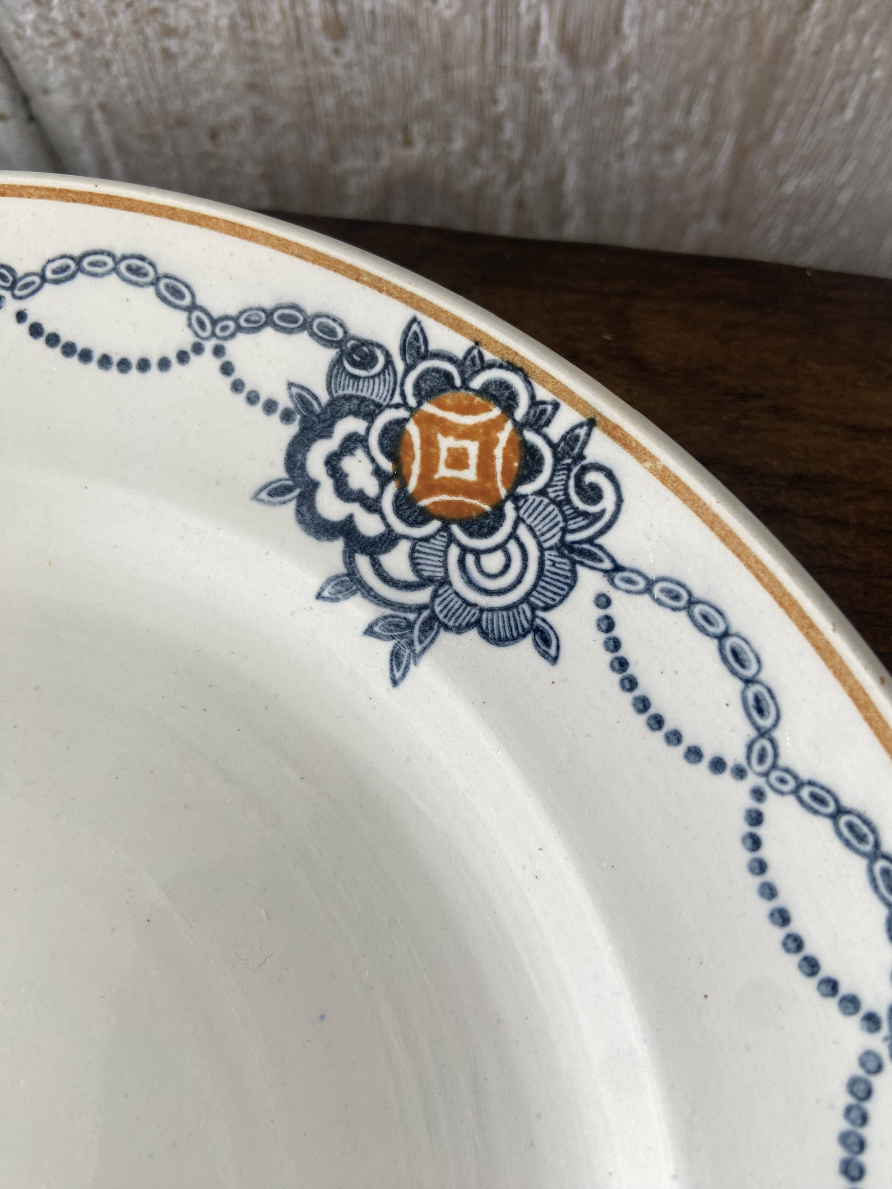 Set of 6 plates and 1 dish St Amand.