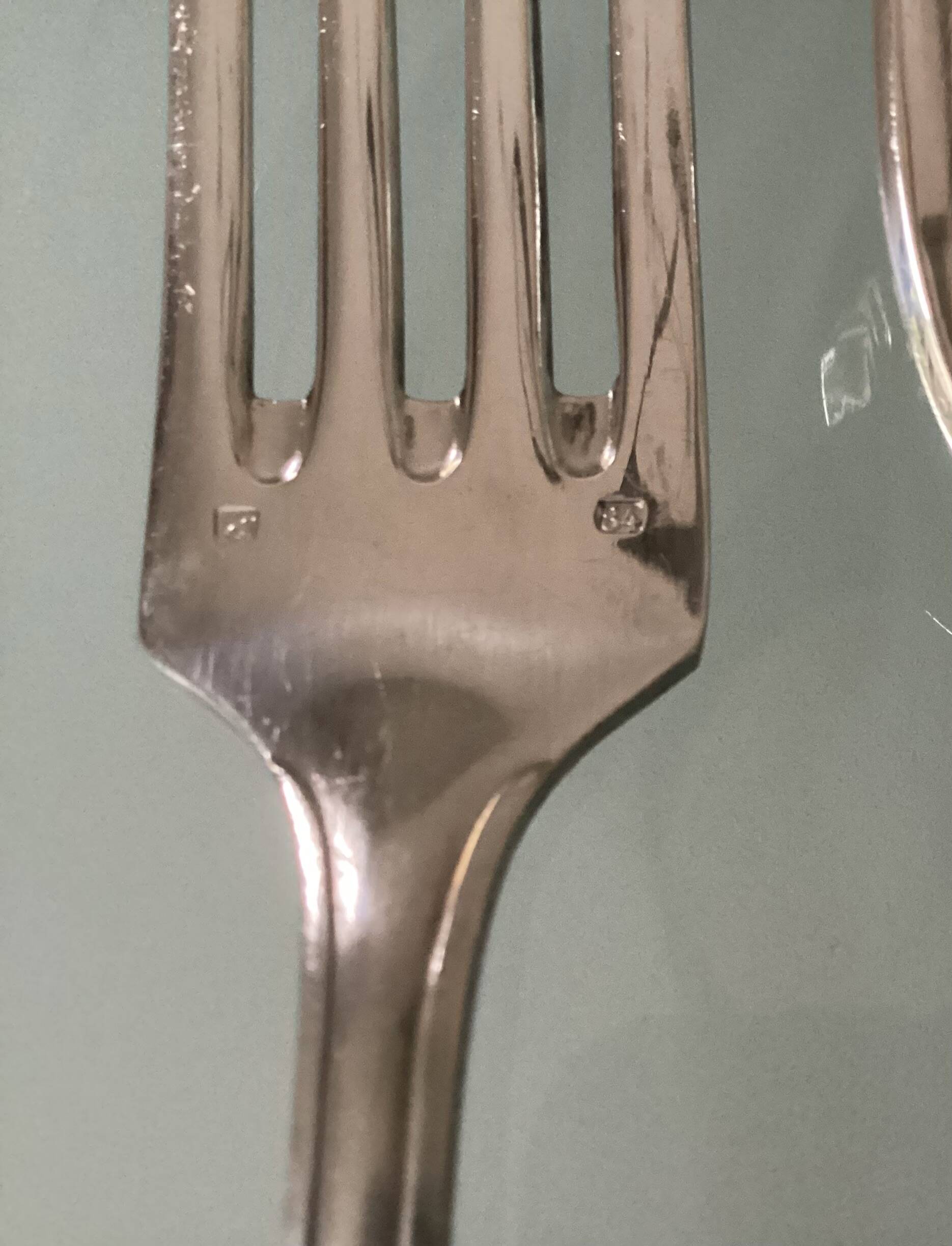 Old cutlery set for 12 place settings, 61 pieces in silver-plated metal, 84g.